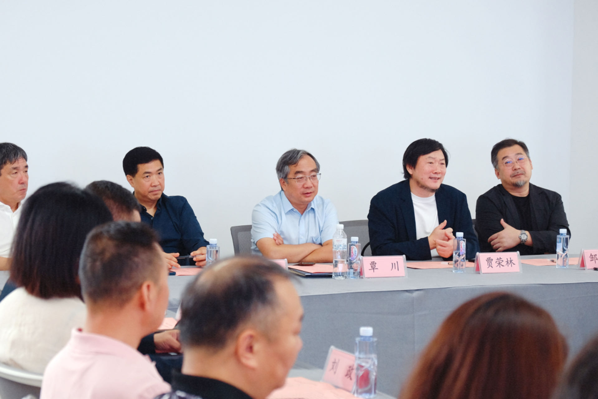 20240911-永利集团304官网美术学院《专业考察》课程开设30周年专题研讨会举行-研讨会现场专家学者探讨交流-胡思凡.jpg