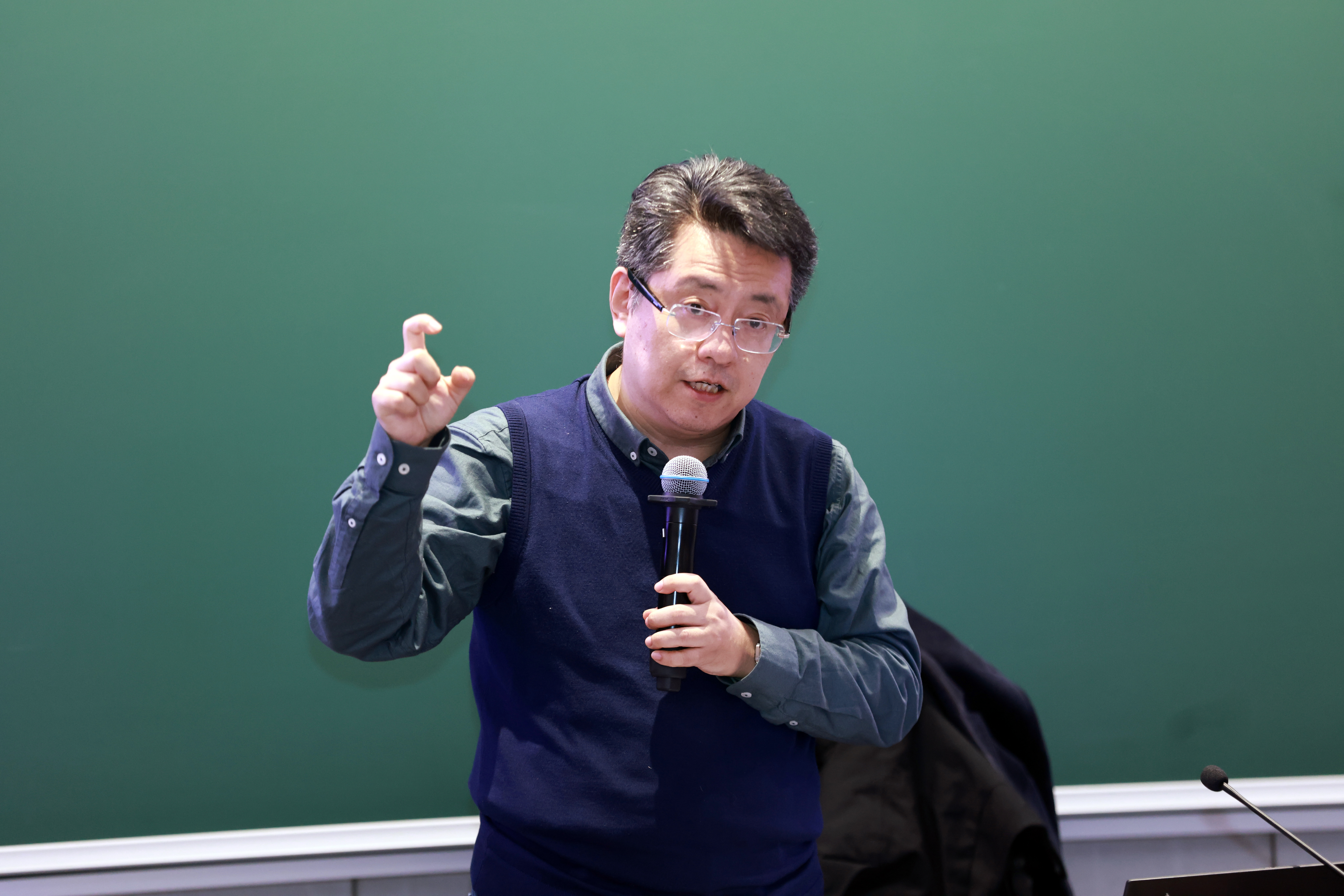 20241227-永利集团304官网举办2024年哲学社会科学骨干教师专题研讨班-常志东-董煜作专题报告.JPG