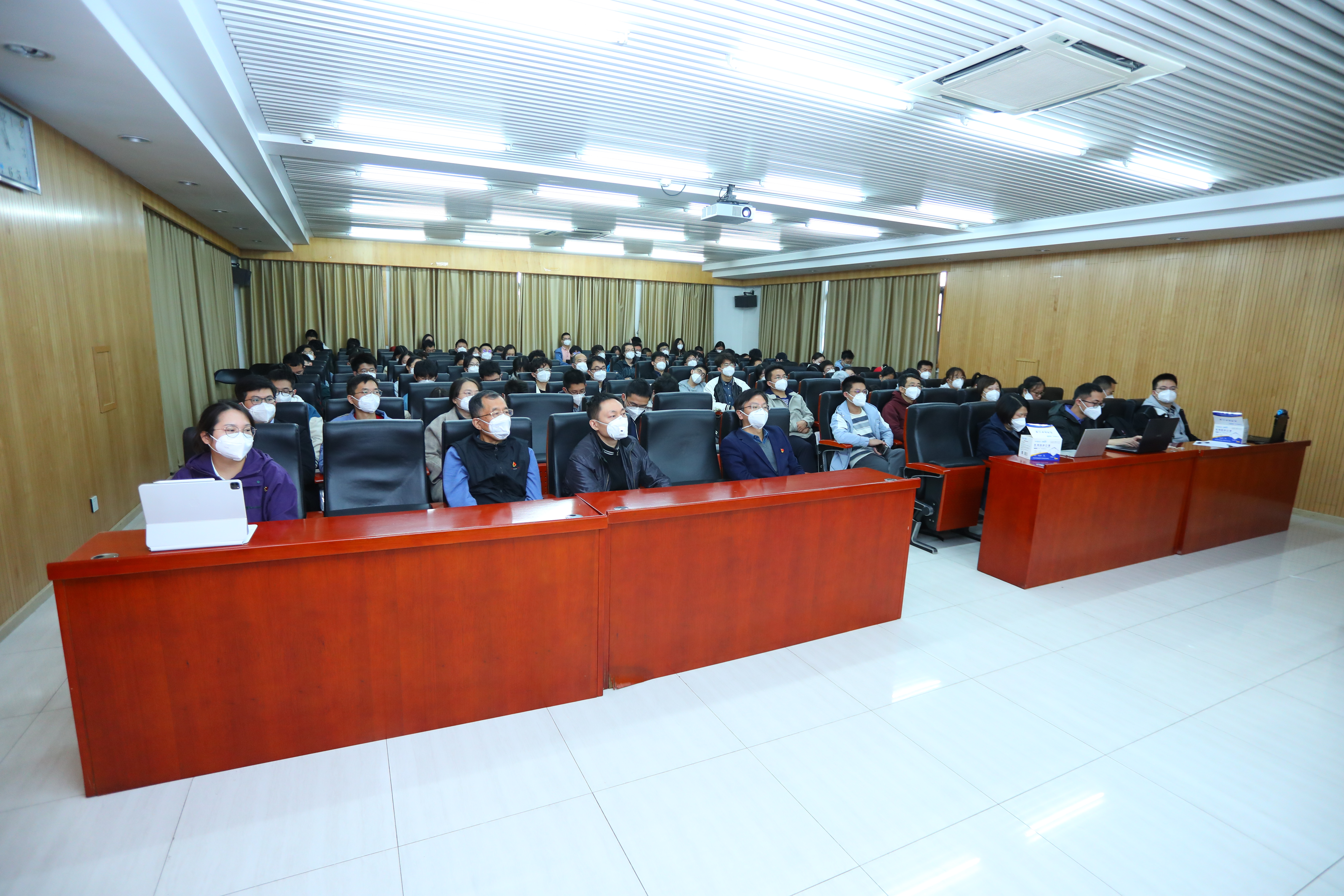 20221018-喜庆二十大,奋进新征程——永利集团304官网本科生党支部热切关注党的二十大开幕会-刘雪天-化学系党支部集体观看党的二十大开幕会.JPG