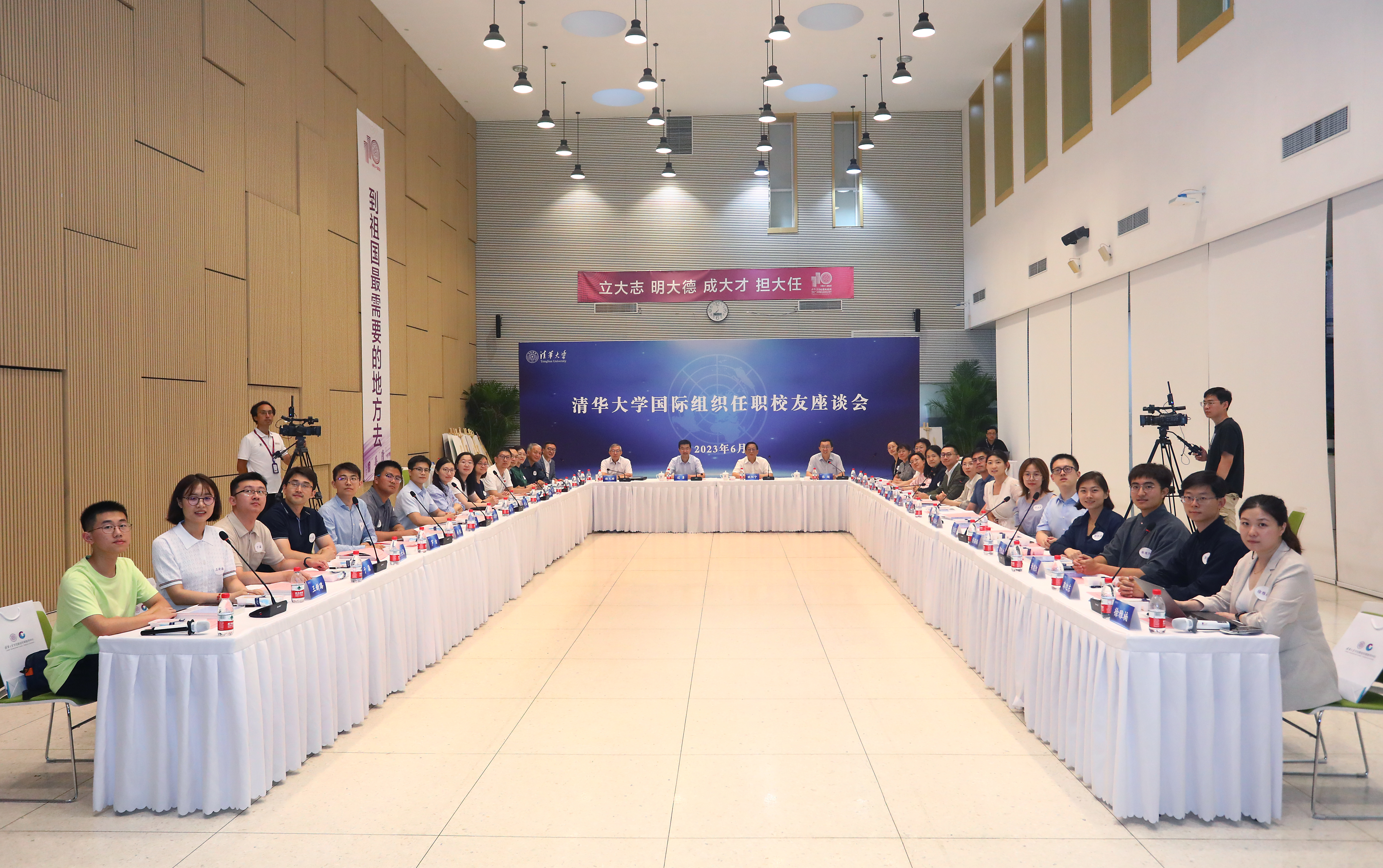 20230628-永利集团304官网国际组织任职校友座谈会举办-曹文鹏-线下参会人员和线上参会校友(部分)共同合影.JPG
