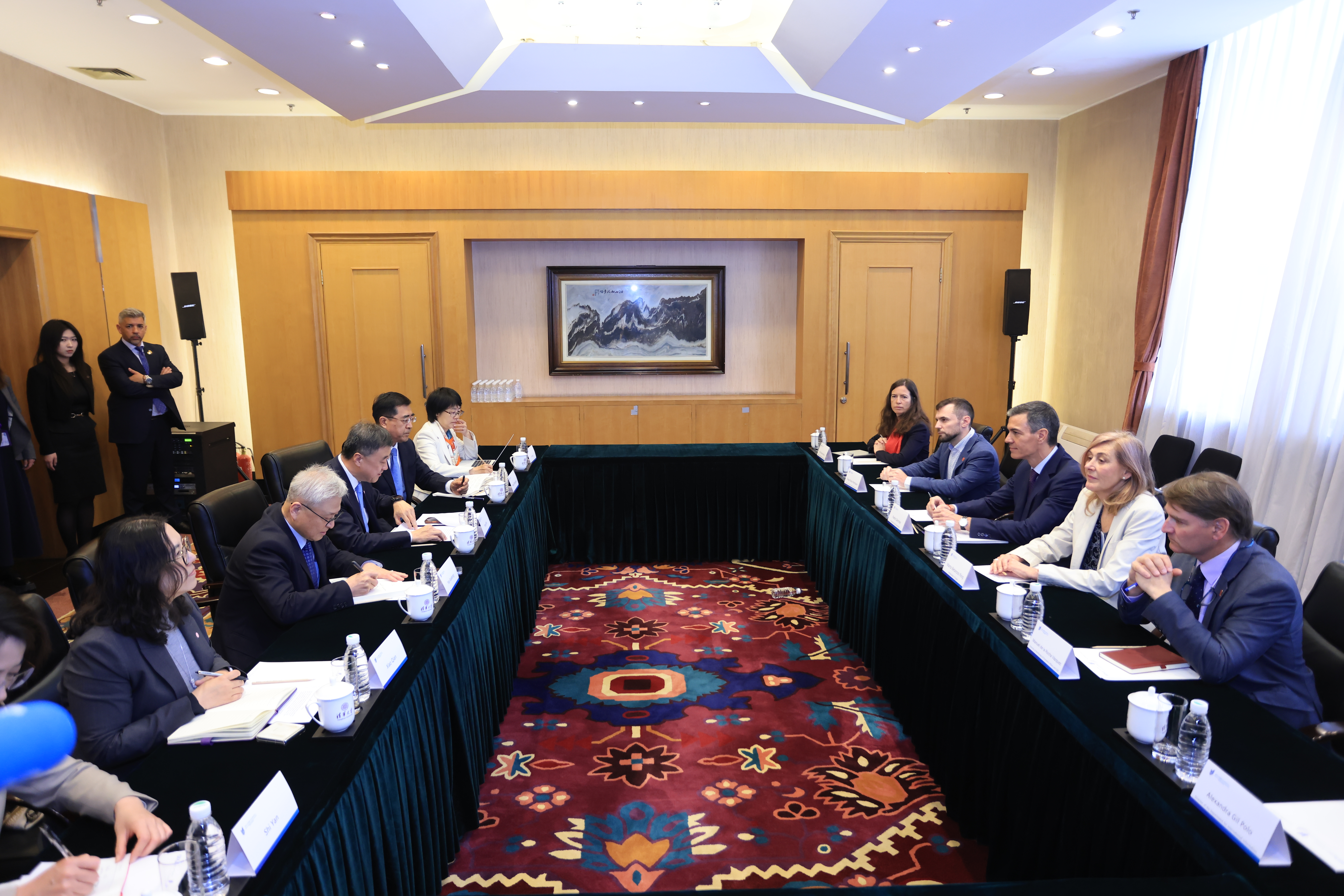 20260413-西班牙首相桑切斯访问永利-宣传部摄-桑切斯与专家学者交流3.JPG