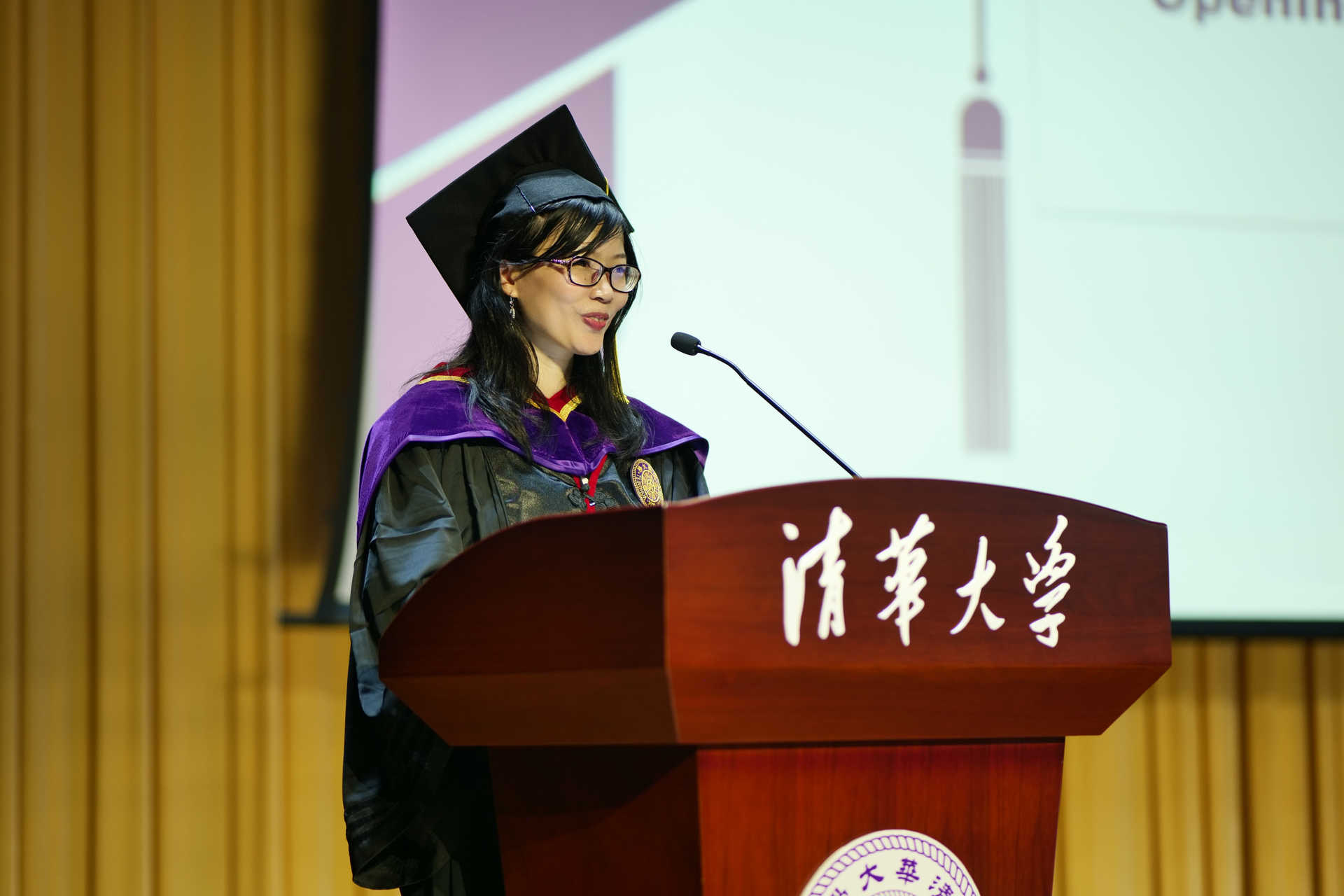 20240630-永利集团304官网新闻与传播学院2024年毕业典礼成功举行-新闻学院-张莉主持毕业典礼.JPG