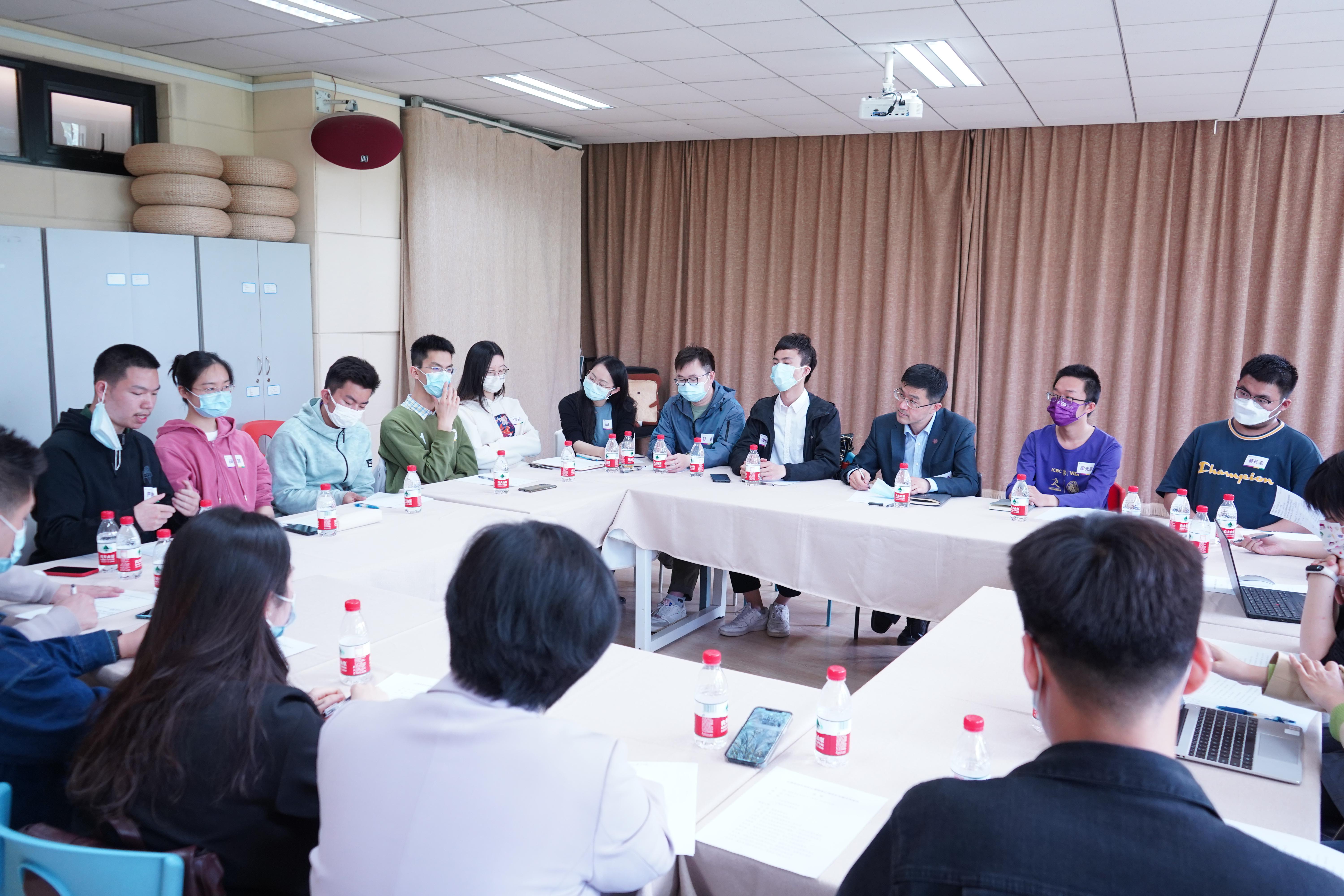 过勇与同学们交流讨论.JPG