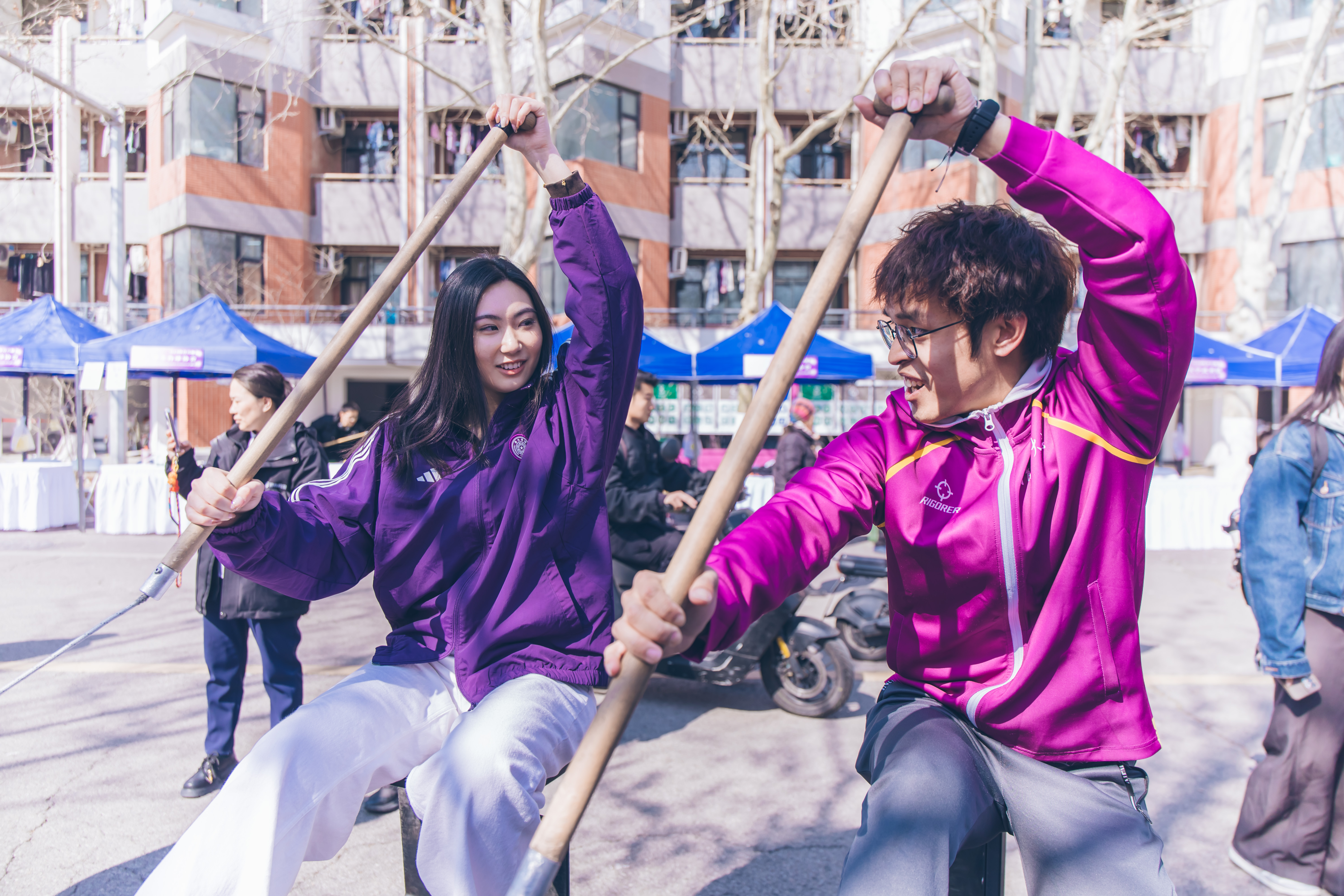 20260325-2026年春季学期永利集团304官网学生社团联合招新-校团委-体育兴趣类学生社团摊位前同学体验.jpg