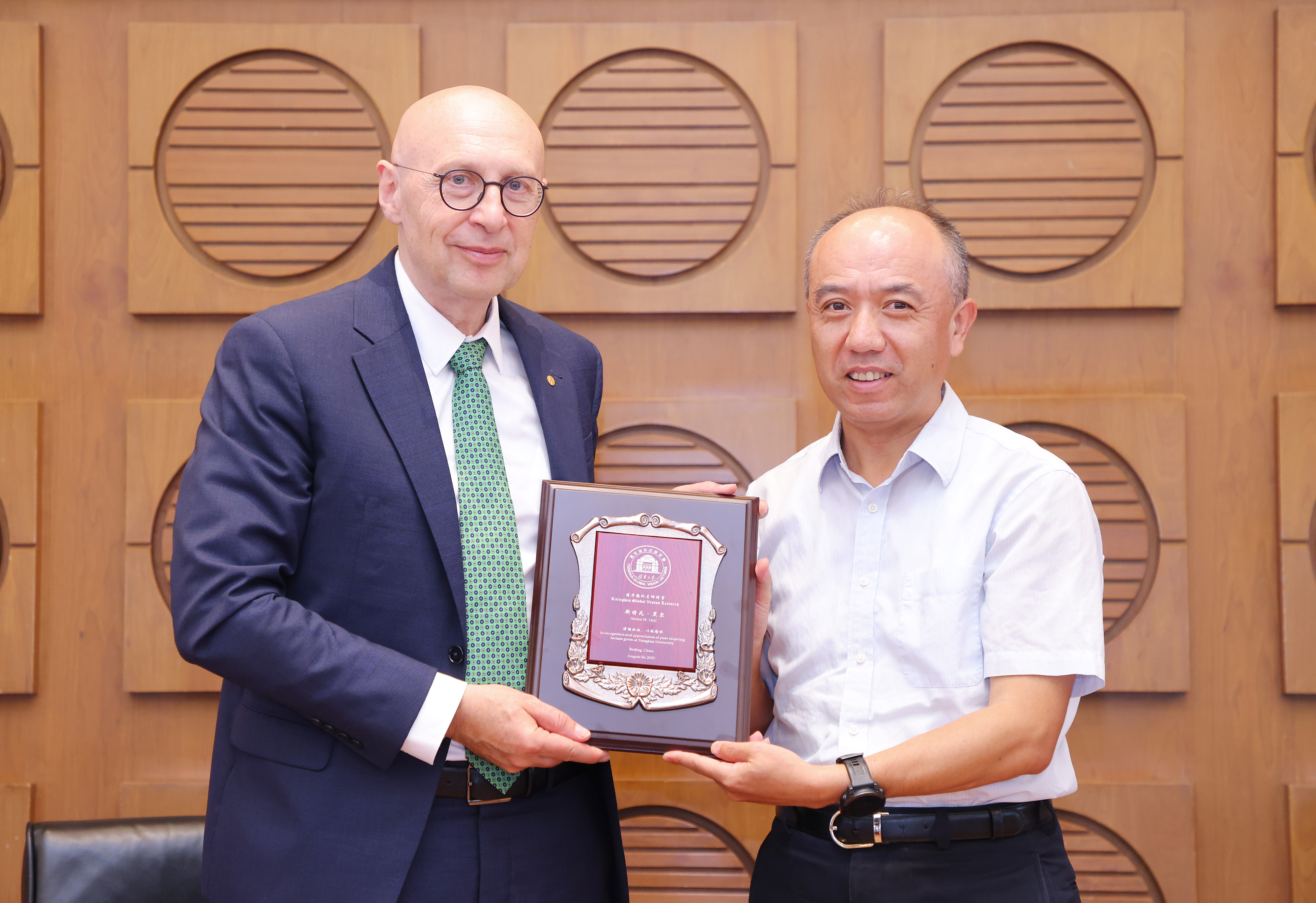 20250826-2014年诺贝尔化学奖得主做客永利海外名师讲堂-王宏伟向斯特凡·黑尔赠送永利海外名师讲堂纪念牌-赵青松.jpg
