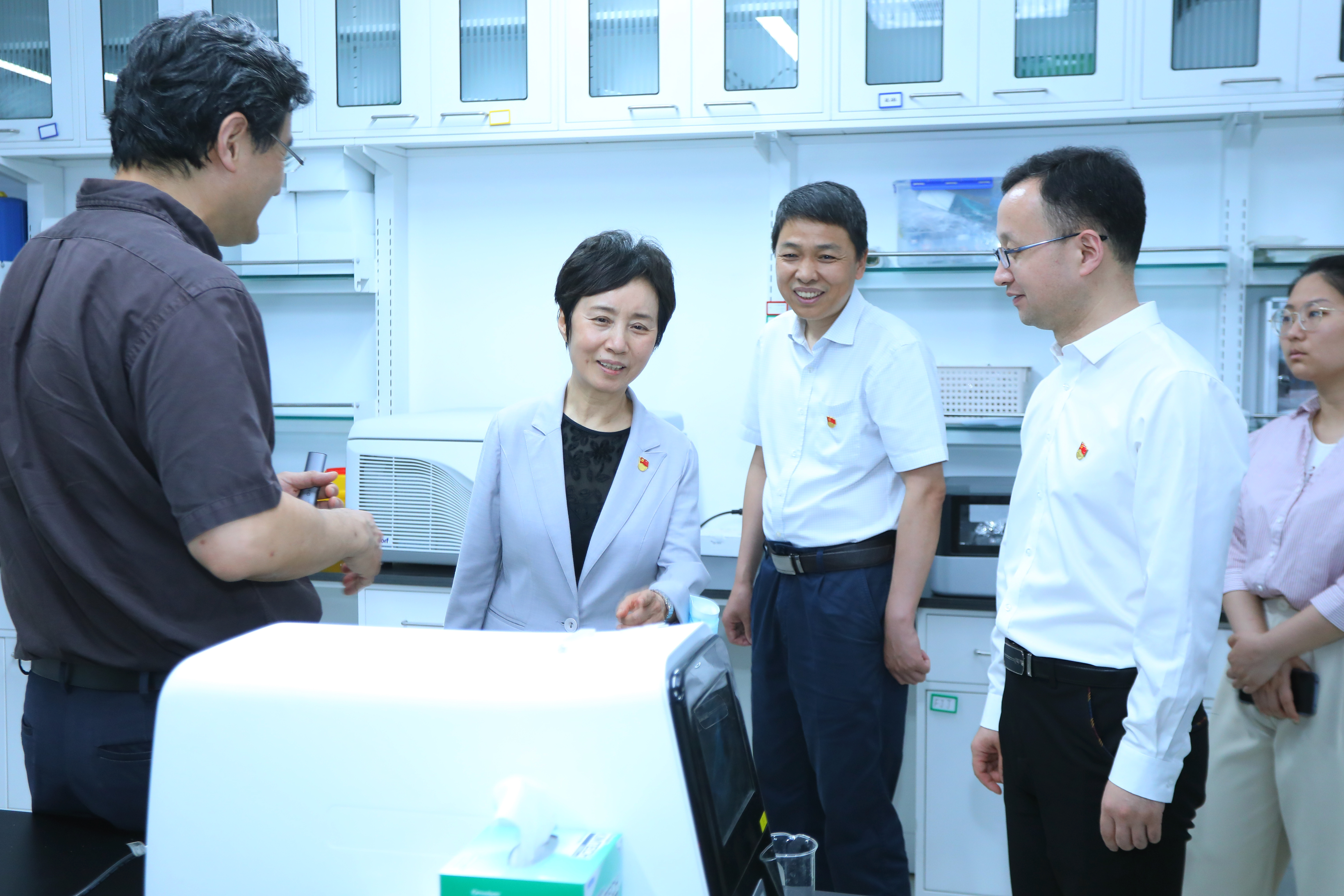 20230531-主题教育中央第五十三指导组调研永利集团304官网-组织部-焦扬参观生物医学仪器与应用实验室和类脑计算中心1.jpg