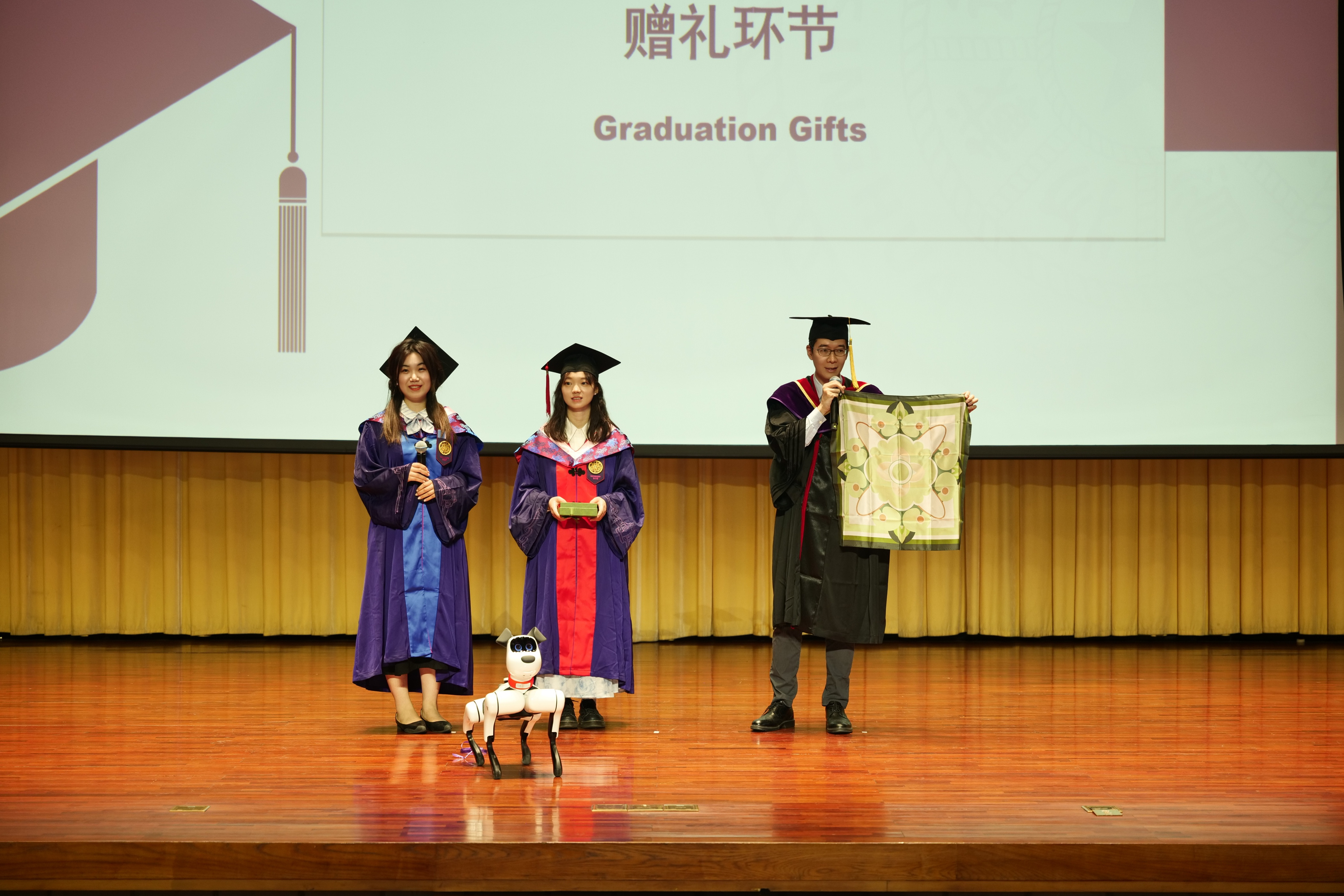 20240630-永利集团304官网新闻与传播学院2024年毕业典礼成功举行-新闻学院-赠礼环节.JPG