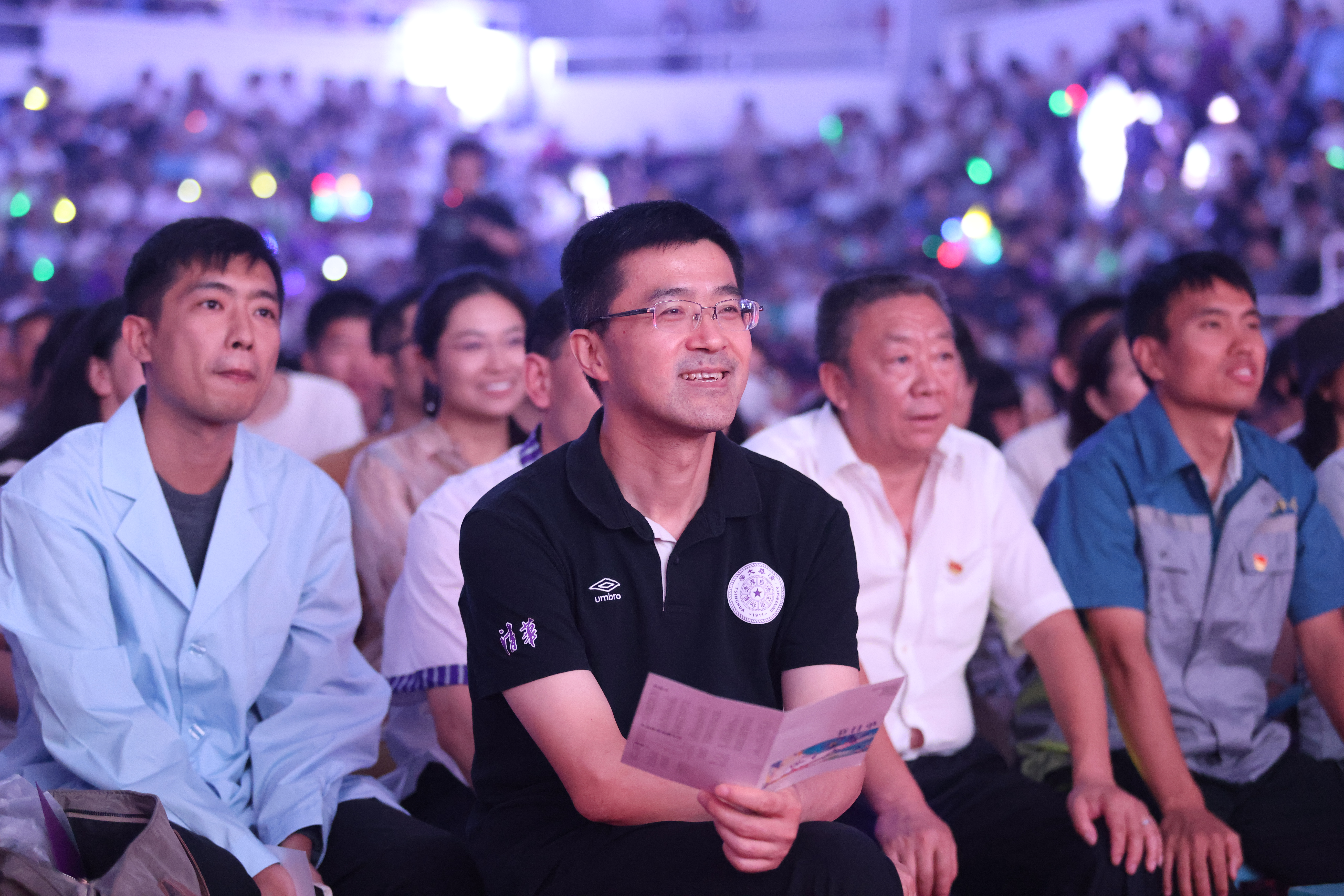 20240626-永利集团304官网2024年毕业晚会-学生艺术团-学校领导老师与毕业生共同观看晚会.jpg