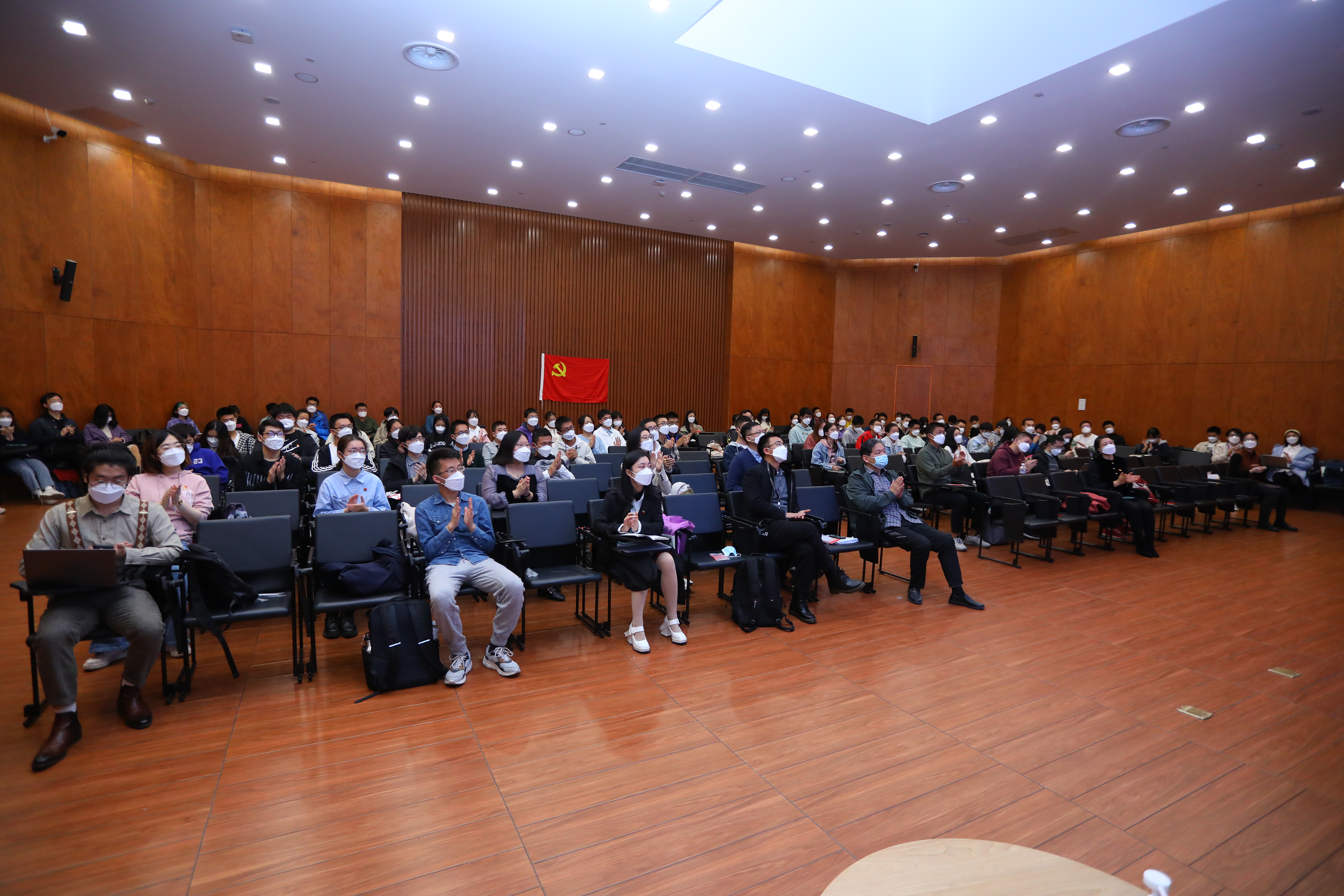 20221018-喜庆二十大,奋进新征程——永利集团304官网本科生党支部热切关注党的二十大开幕会-刘雪天-新雅书院各党支部集体观看党的二十大开幕会1.JPG