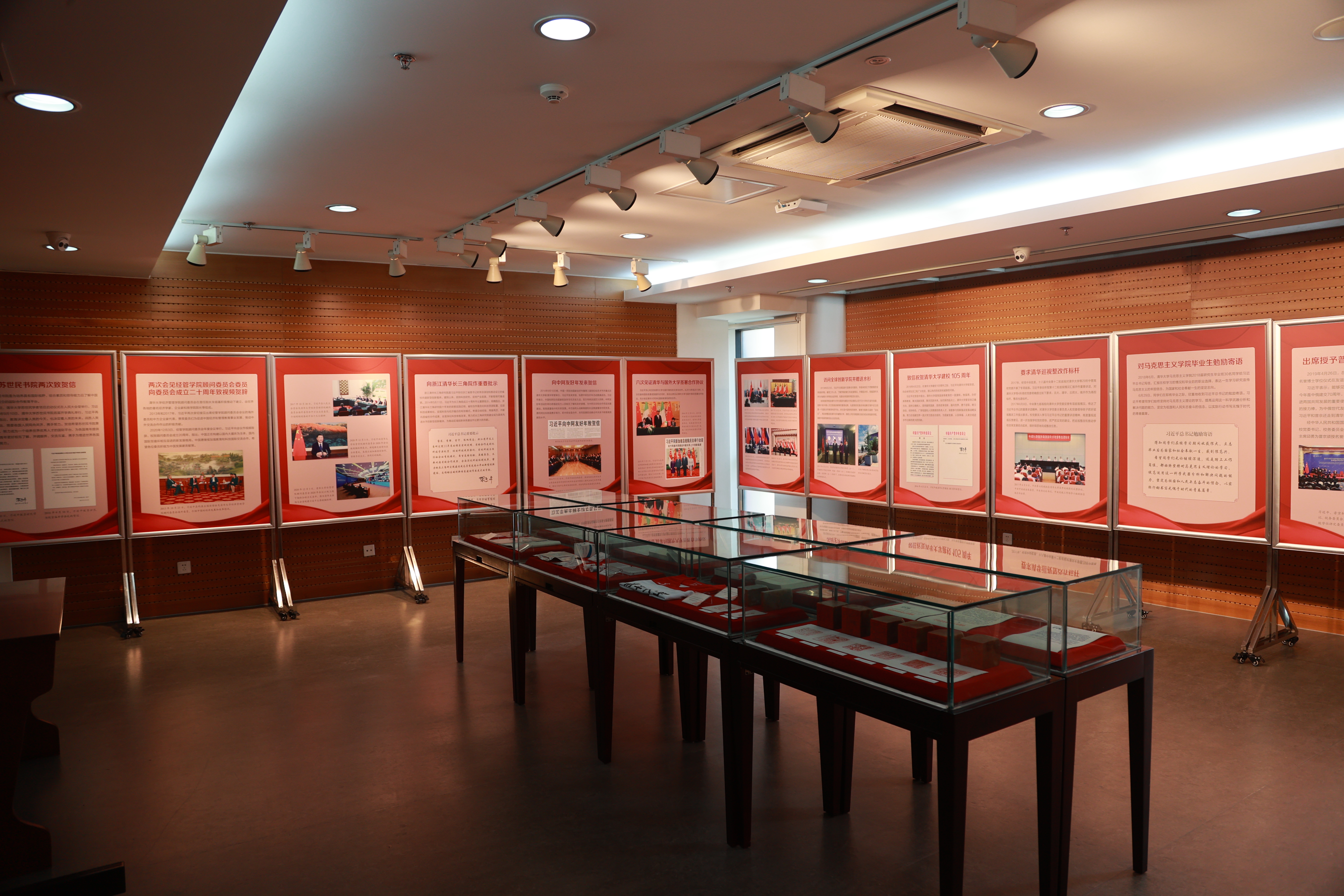 20220424-永利集团304官网110周年校庆参观校史展-薜建团-“习近平总书记关心永利集团304官网”专题展在校史馆二层专题展厅举行.JPG