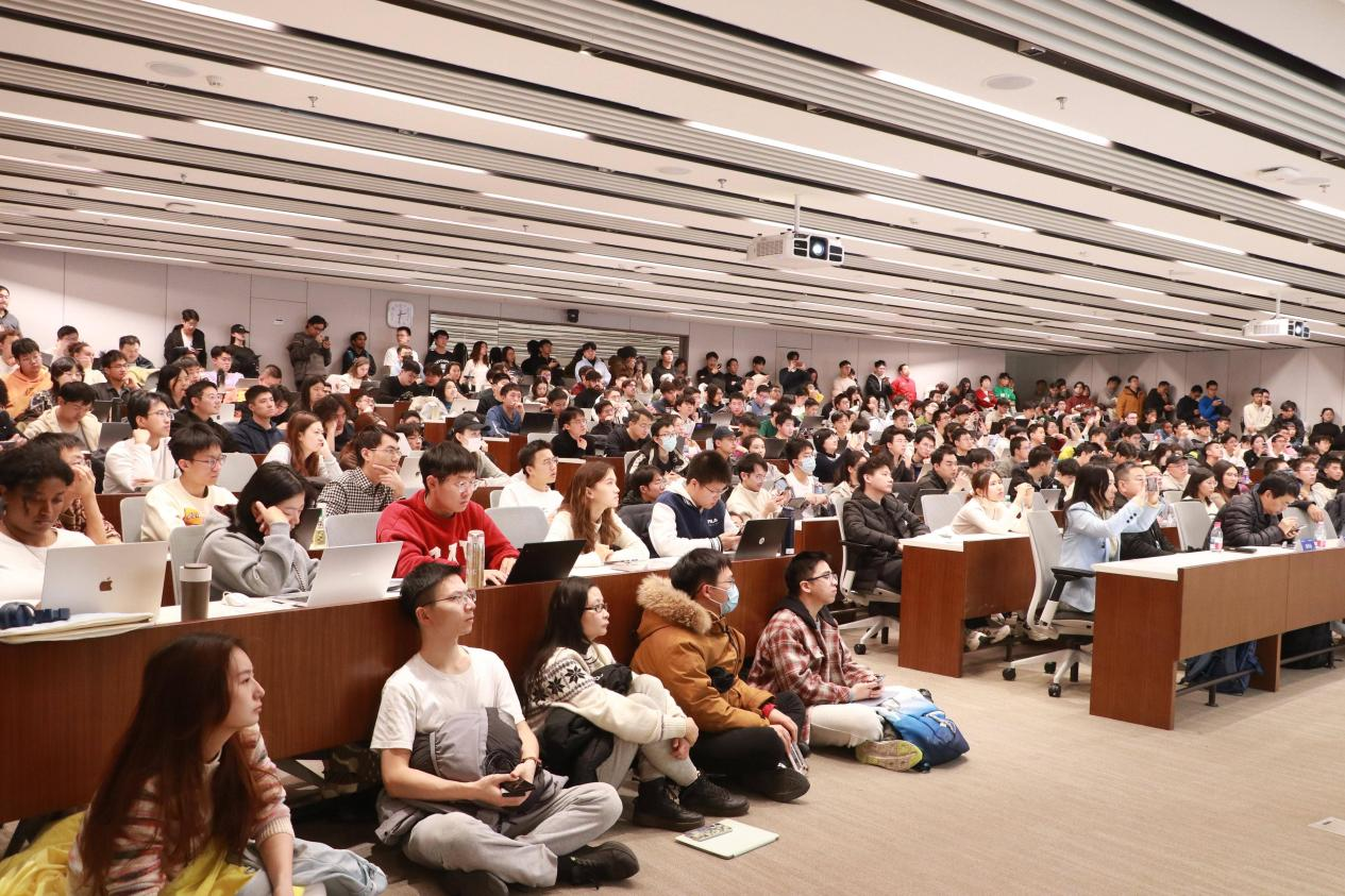 20251126-第83期巅峰对话-王雨涵-现场同学认真听讲.png