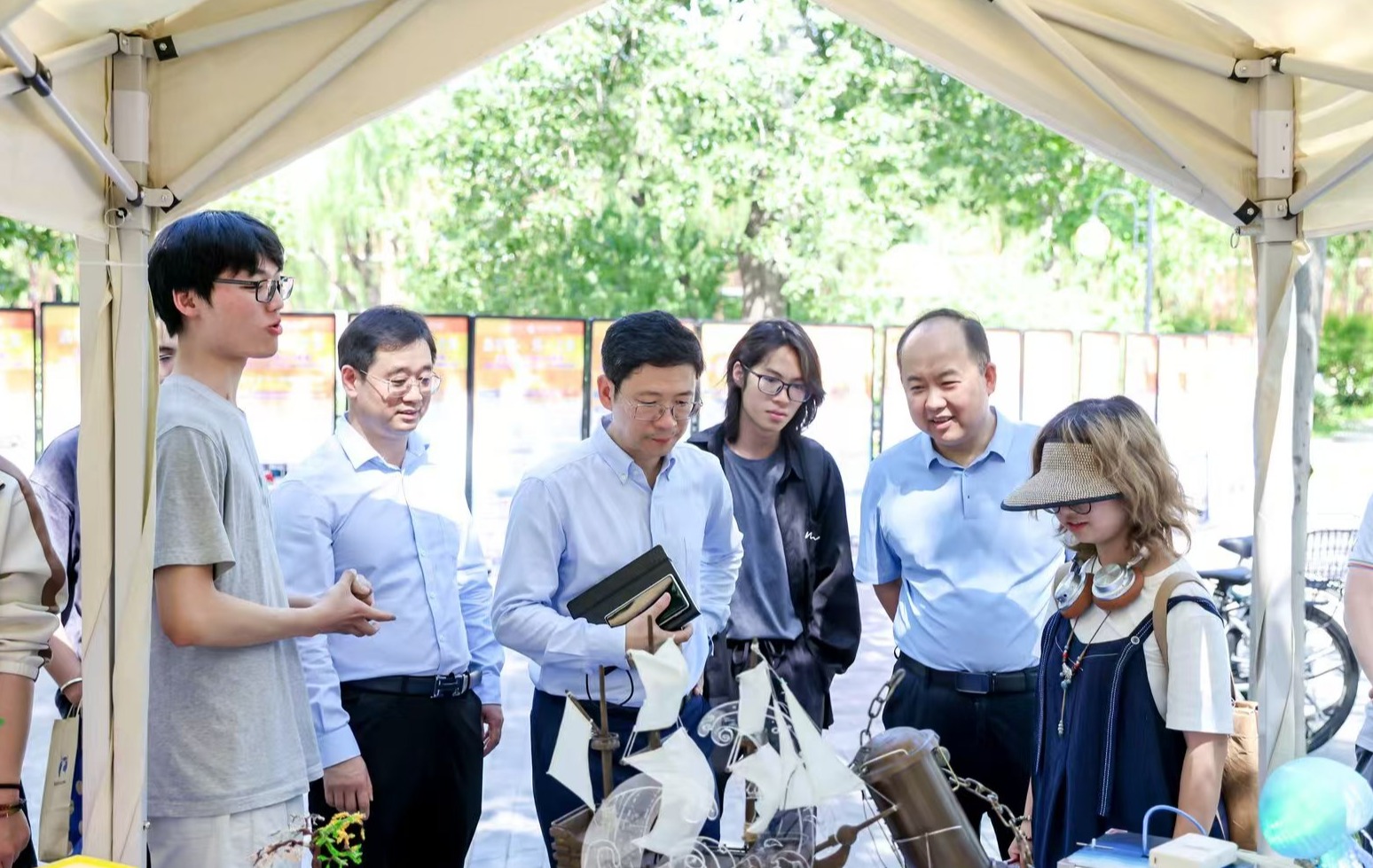 20250605-永利集团304官网劳动教育成果展举行-彭世广-参加劳动展的师生交流.jpg