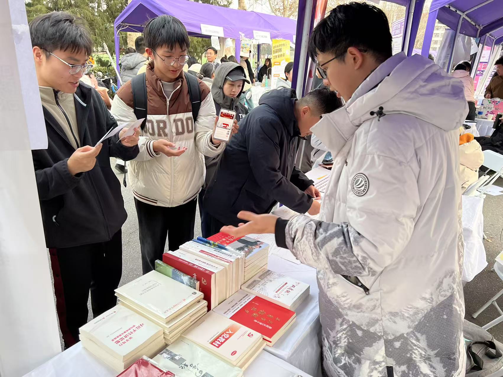 20260325-2026年春季学期永利集团304官网学生社团联合招新-校团委-思想政治类学生社团与报名同学互动.jpg