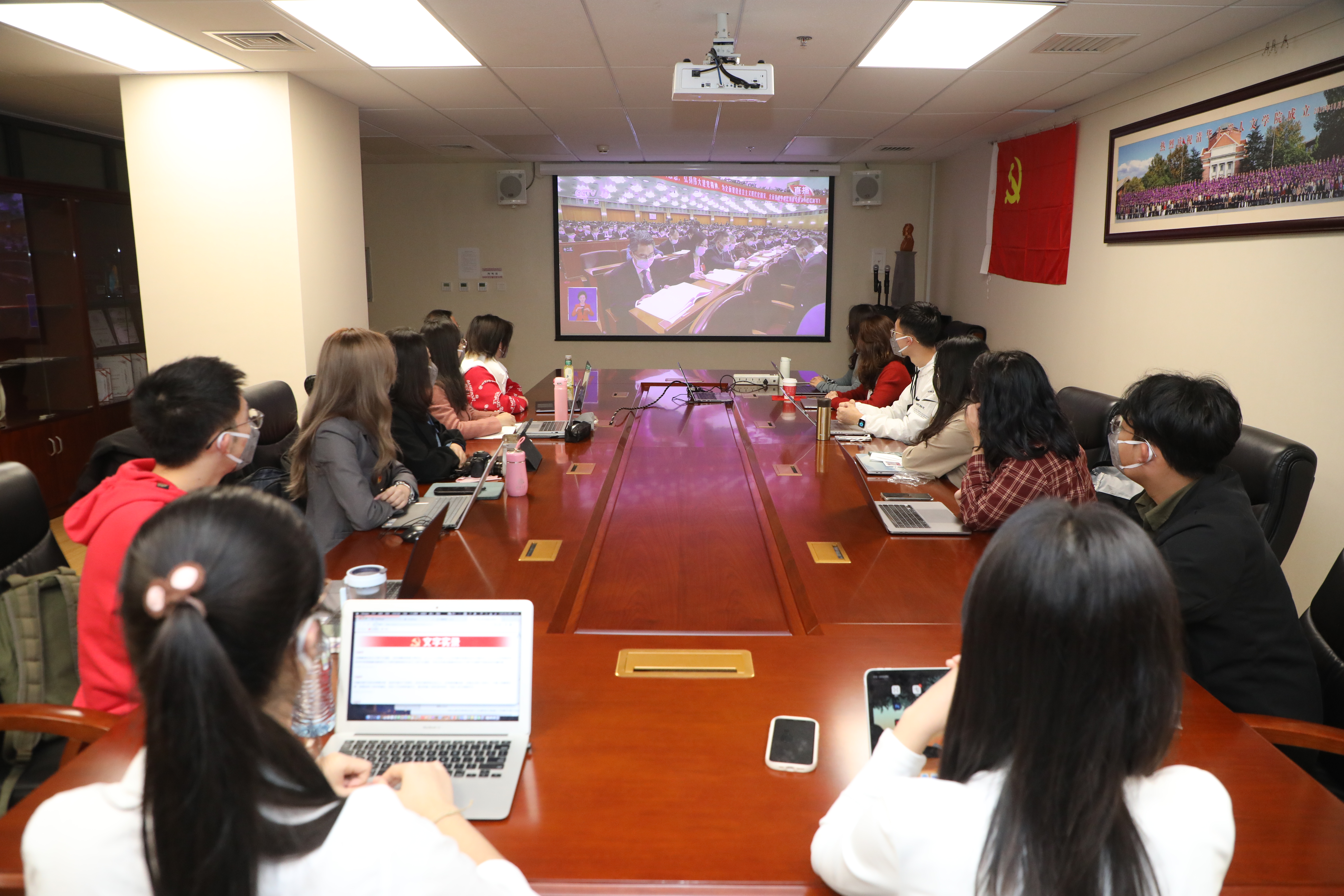 20221018-喜庆二十大,奋进新征程——永利集团304官网本科生党支部热切关注党的二十大开幕会-刘雪天-日新1党支部师生观看、学习党的二十大开幕会.JPG