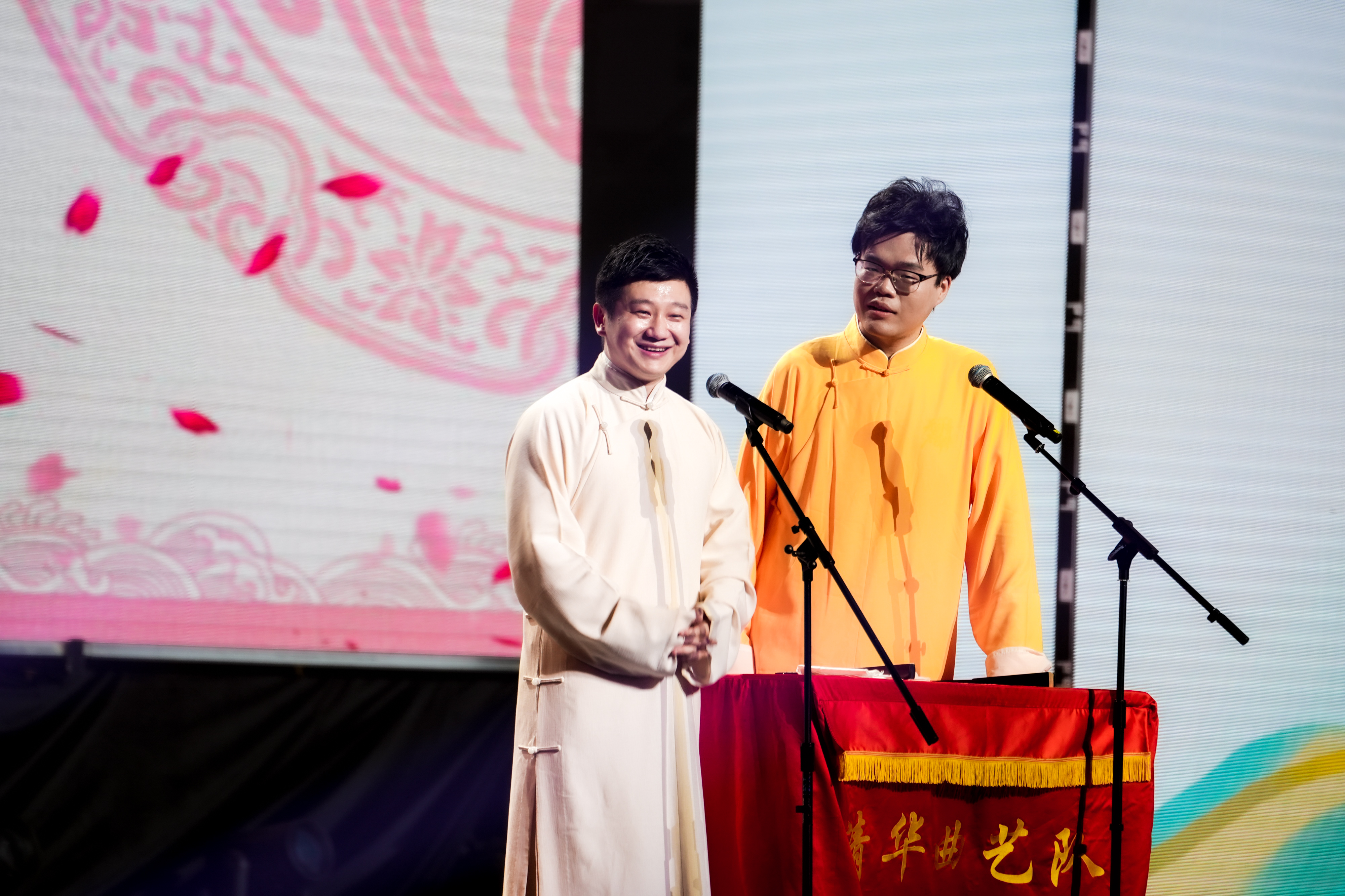 20240626-永利集团304官网2024年毕业晚会-学生艺术团-李寅飞 刘恩泽 相声《历久弥新》.jpg