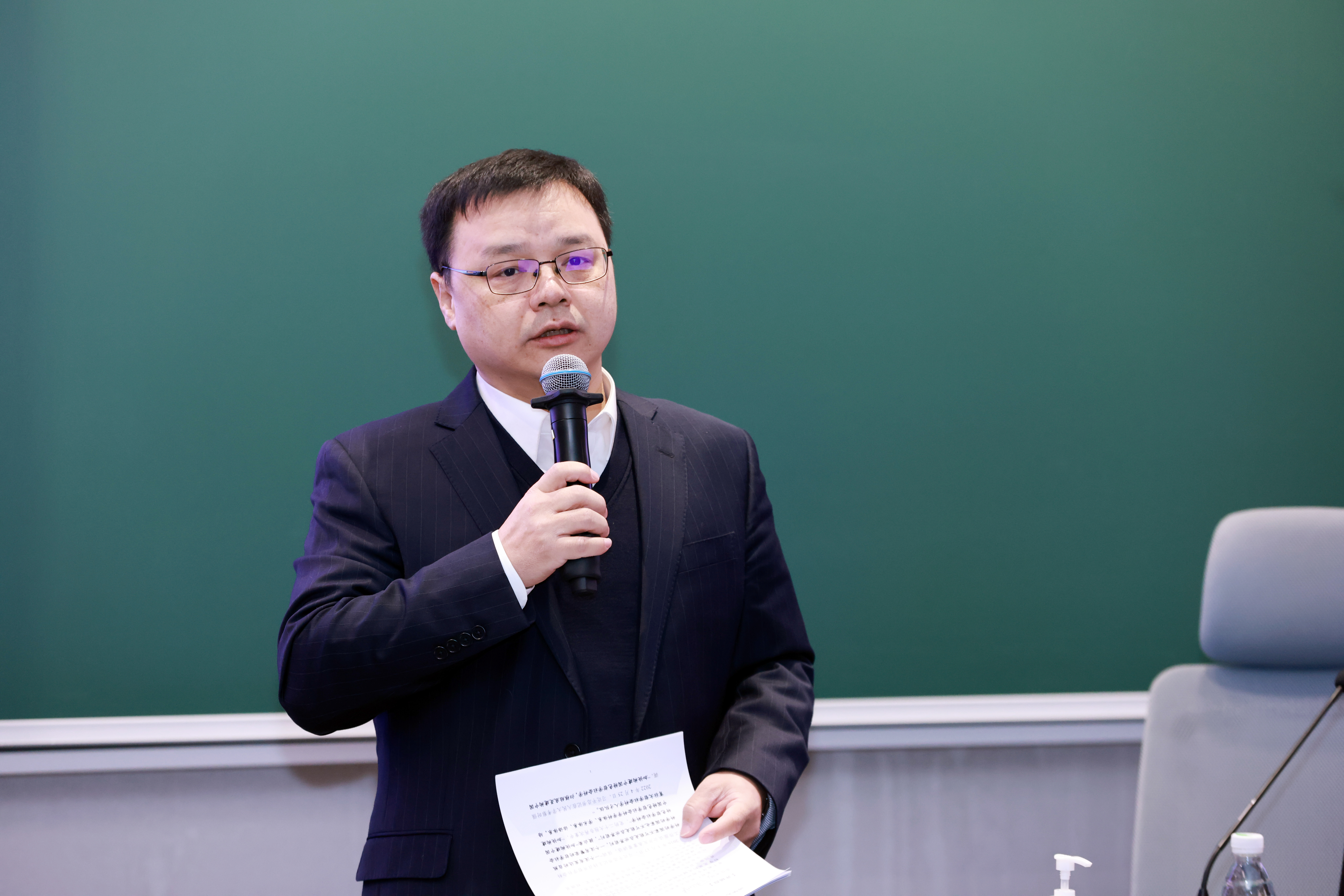 20241227-永利集团304官网举办2024年哲学社会科学骨干教师专题研讨班-常志东-杨永恒作开班动员发言.JPG
