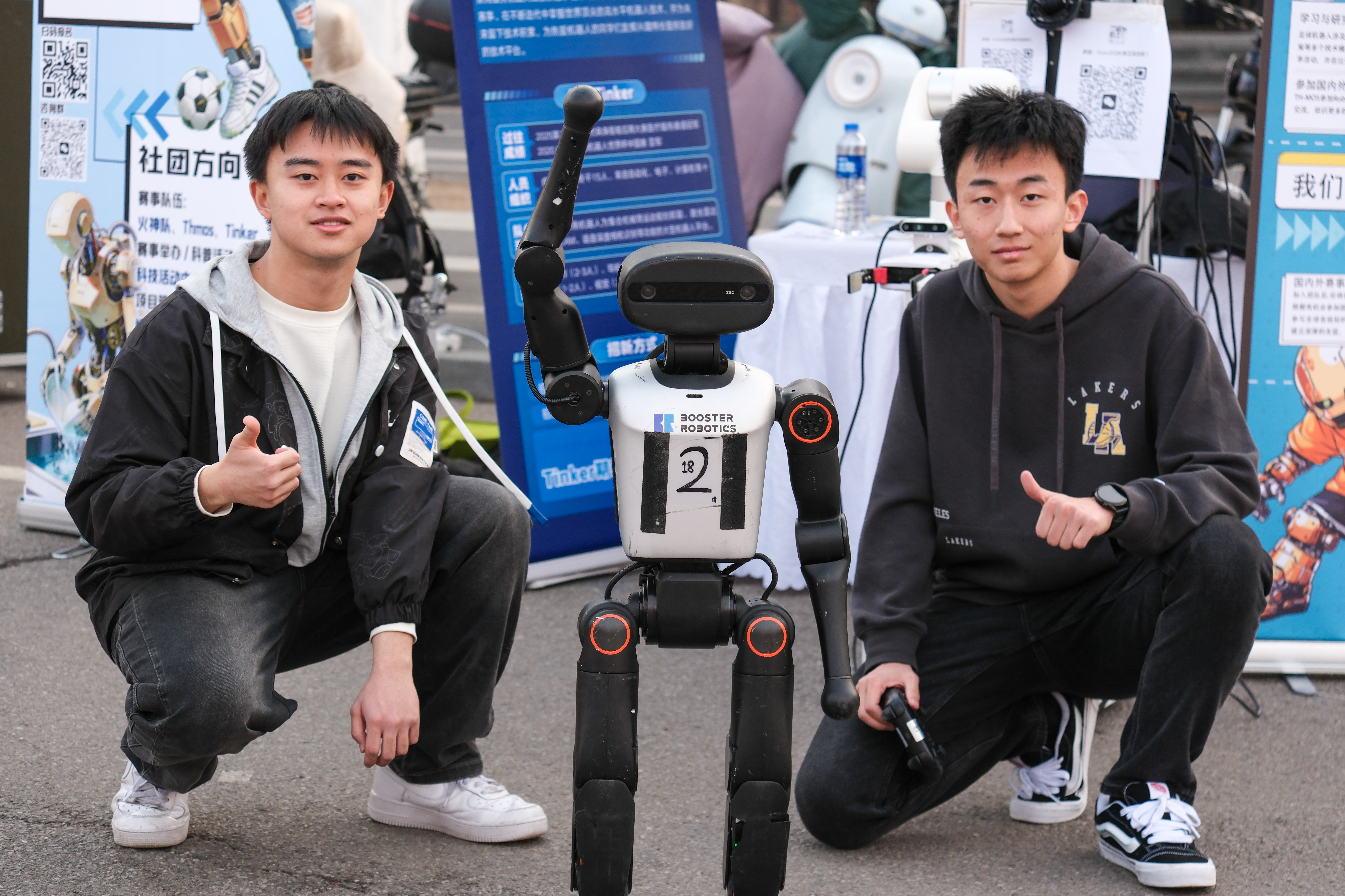 20260325-2026年春季学期永利集团304官网学生社团联合招新-校团委-科技创新类学生社团人形机器人与同学合照.jpg