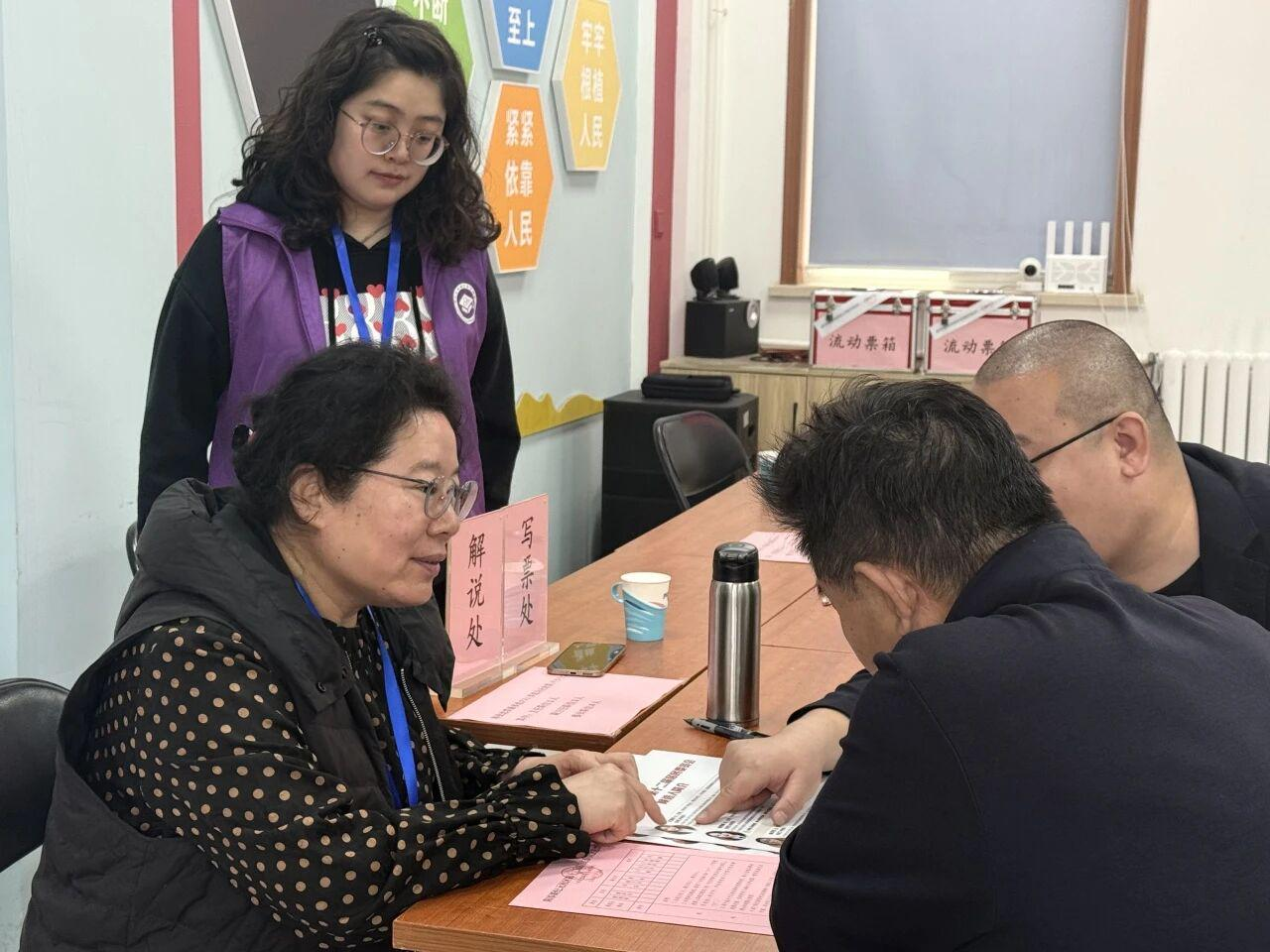 20260328-扎根基层体悟治理,实干笃行彰显担当-志愿服务部-志愿者参与居委会换届选举志愿服务工作.png