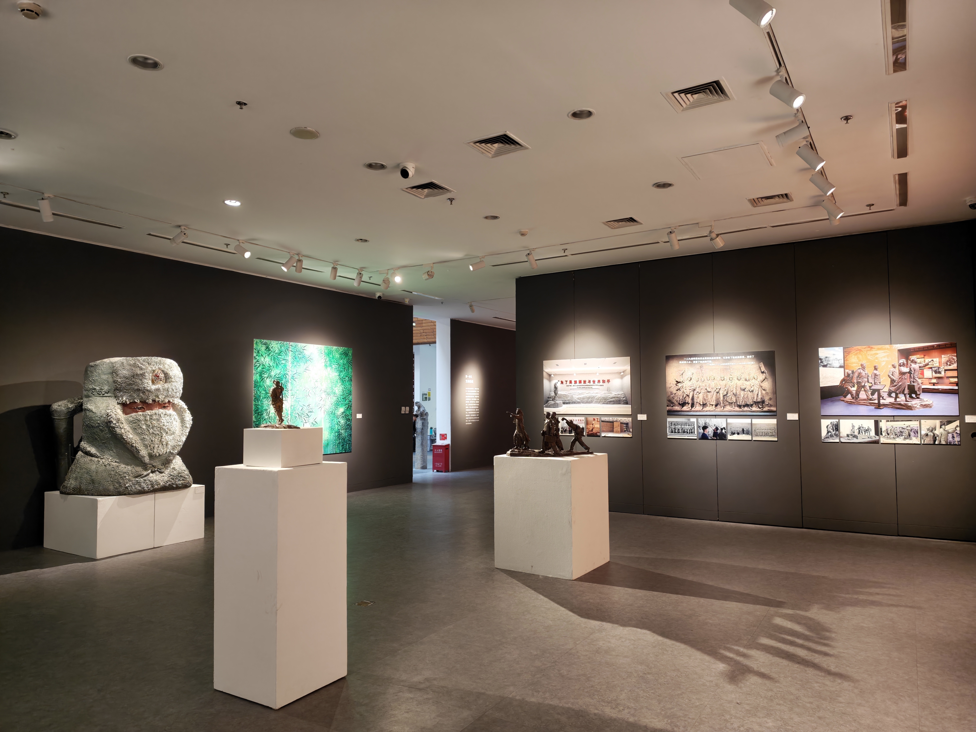 20251110-教师作品展-美术学院-展览现场2.jpg