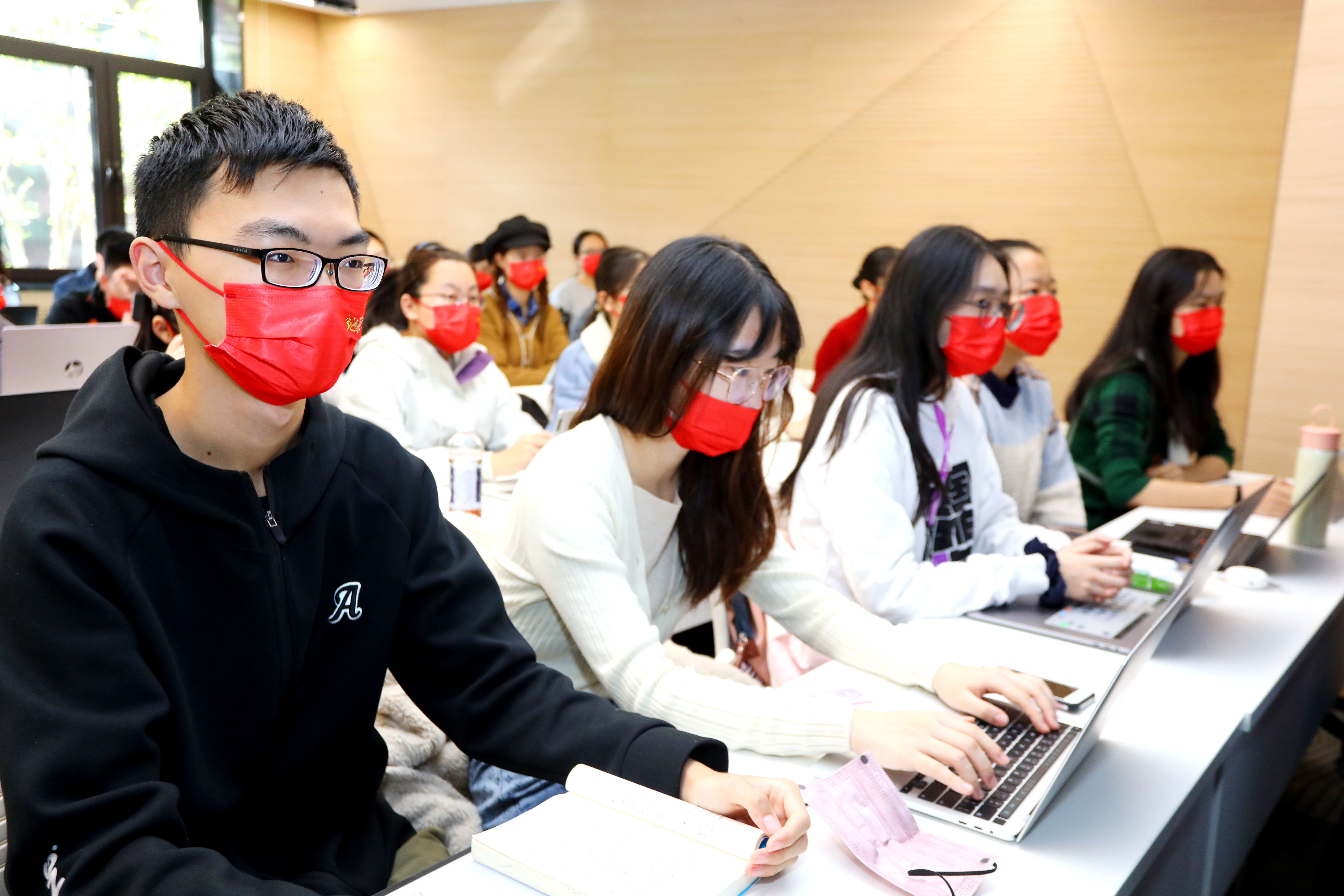 20221018-喜庆二十大,奋进新征程——永利集团304官网本科生党支部热切关注党的二十大开幕会-刘雪天-新雅书院各党支部集体观看党的二十大开幕会2.JPG