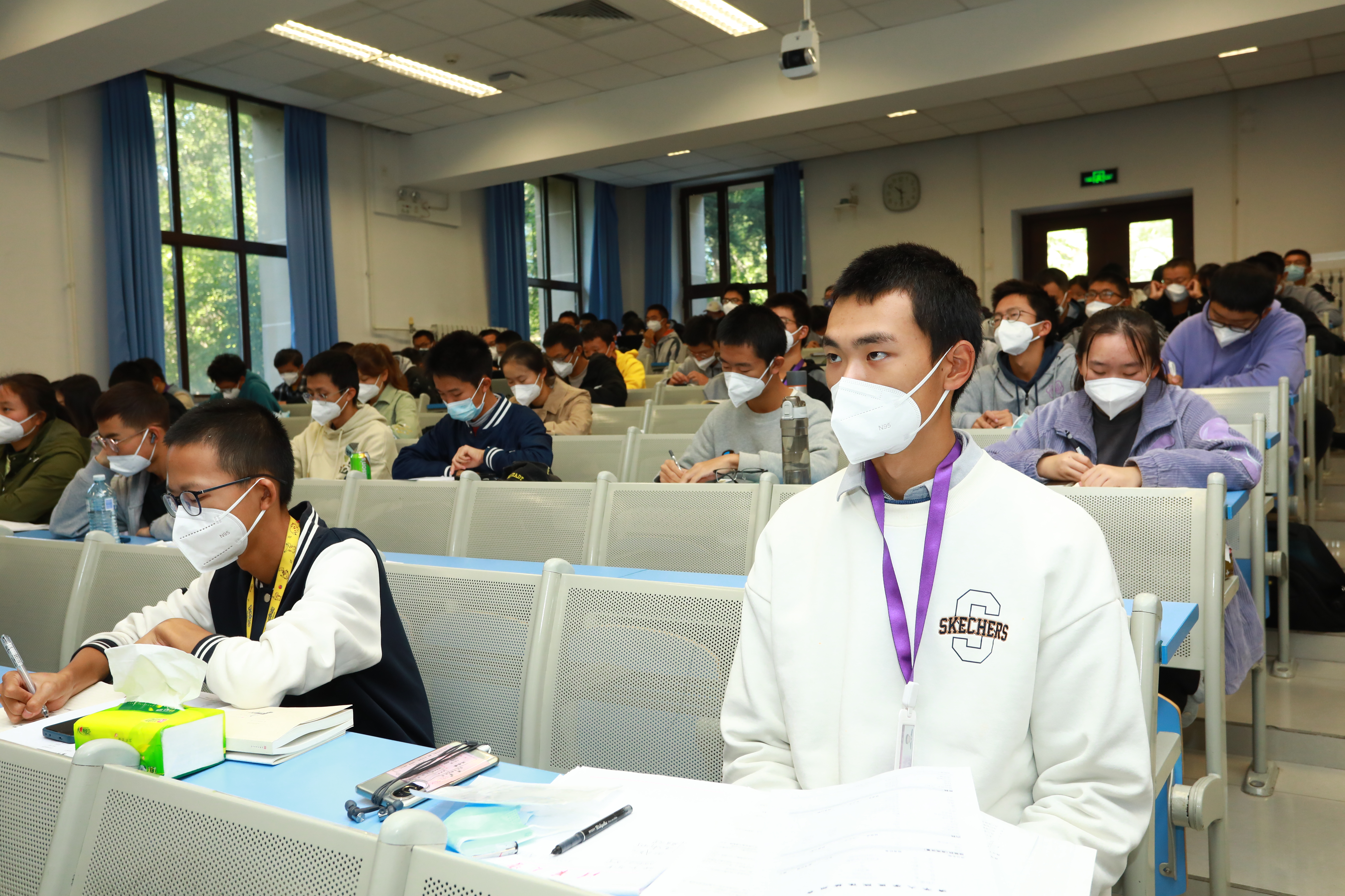 20221018-喜庆二十大,奋进新征程——永利集团304官网本科生党支部热切关注党的二十大开幕会-刘雪天-各院系本科生党支部观看党的二十大开幕会1.JPG
