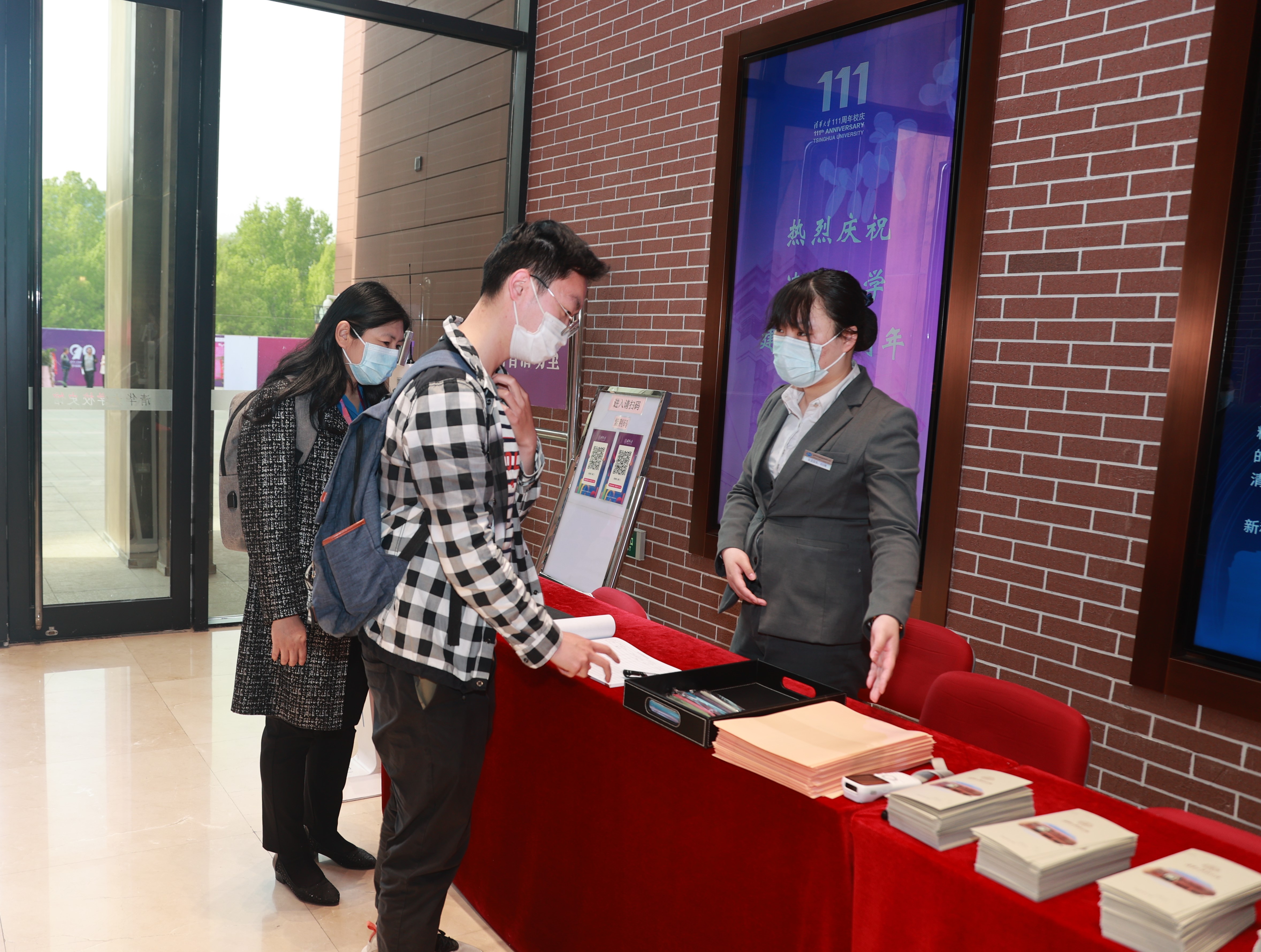 20220424-永利集团304官网110周年校庆参观校史展-薜建团-第一位观众走进校史馆.jpg