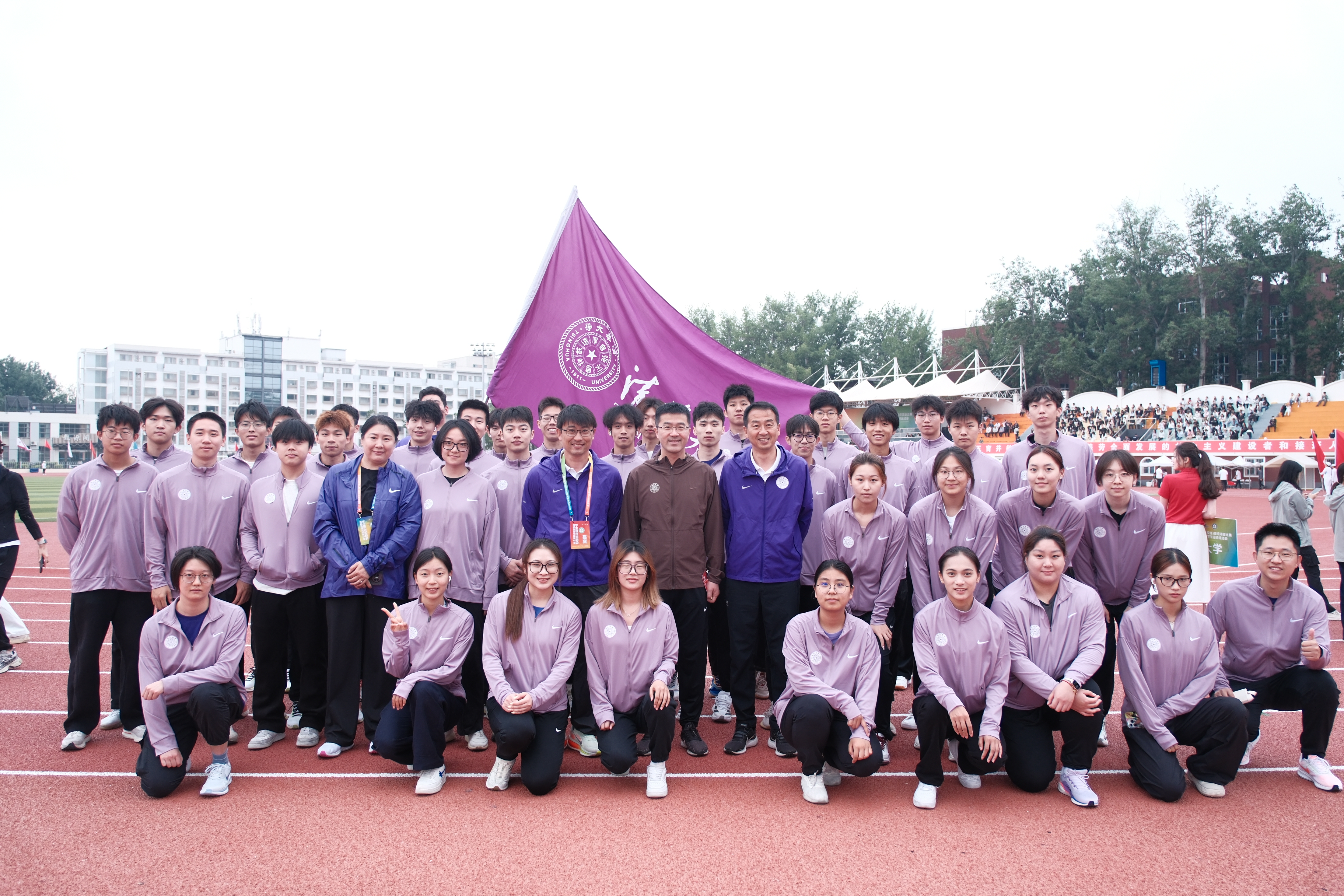 20260516-十七连冠-体育部-师生在开幕式前合影.JPG