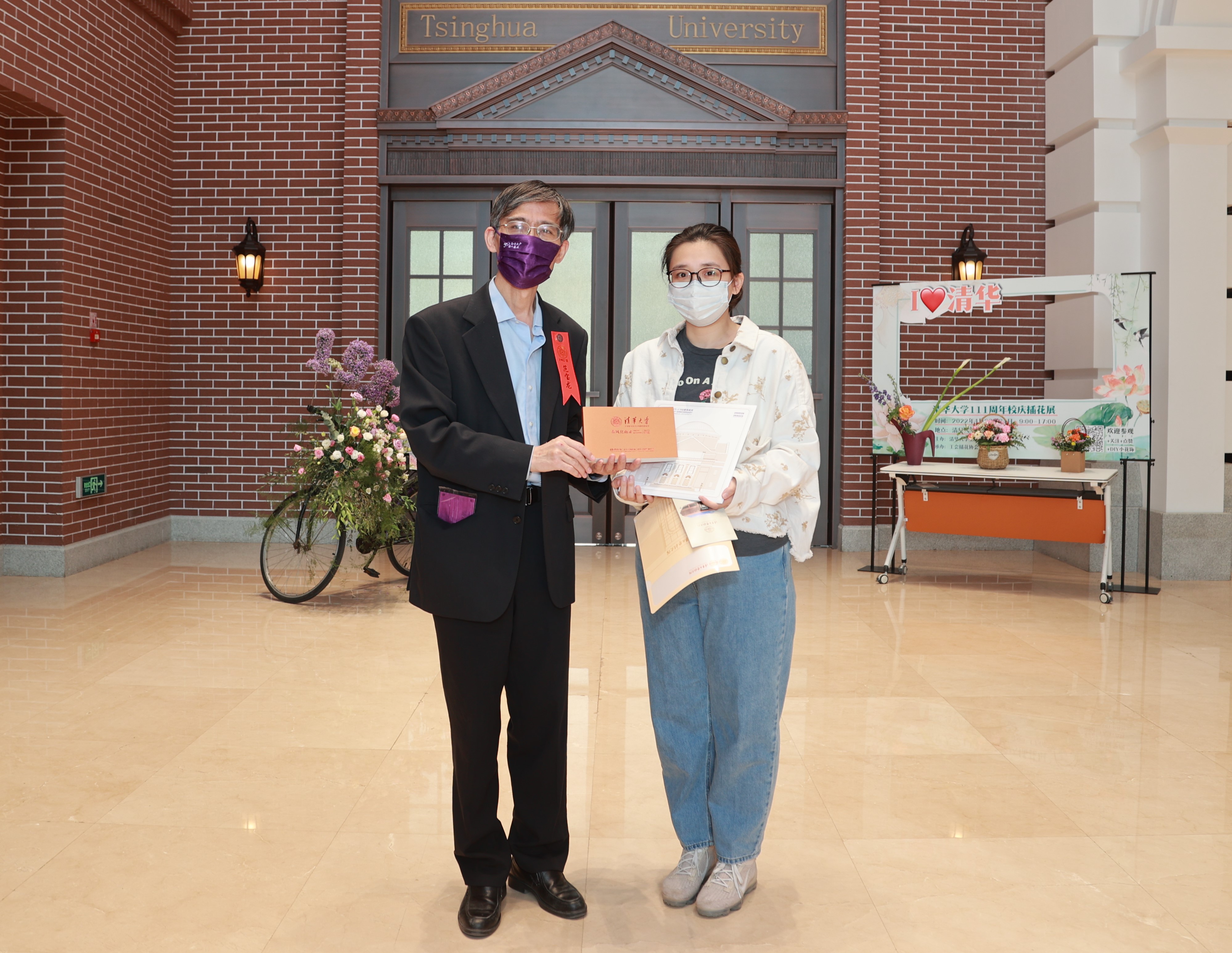 20220424-永利集团304官网110周年校庆参观校史展-薜建团-范宝龙给第111位观众赠送纪念品.jpg