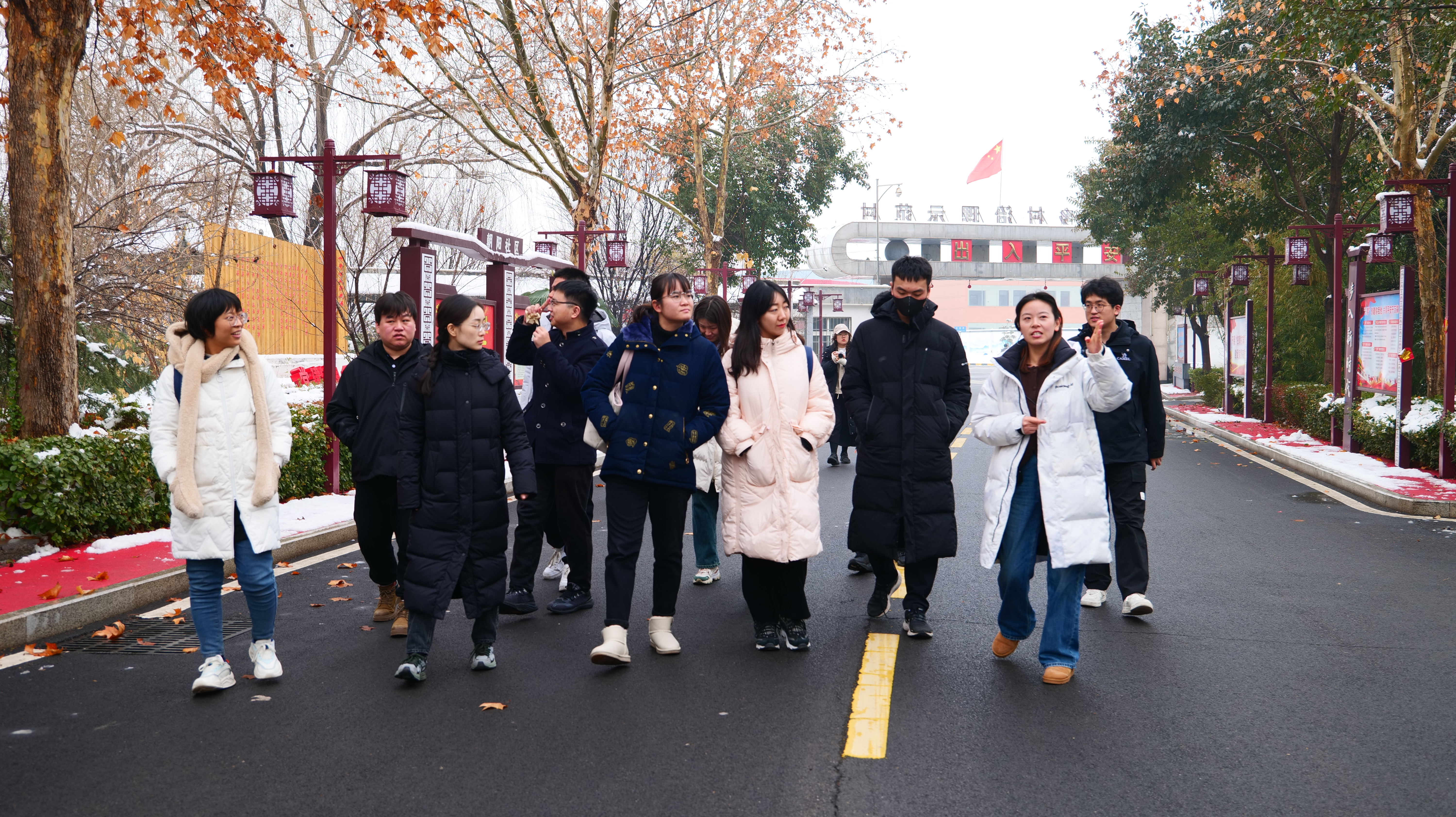 20240219-学思践悟挺膺行,青春建功新时代——2024年永利集团304官网研究生寒假社会实践纪实(一)-“豫见青年”实践支队-支队成员参观调研东大阳堤村.jpeg