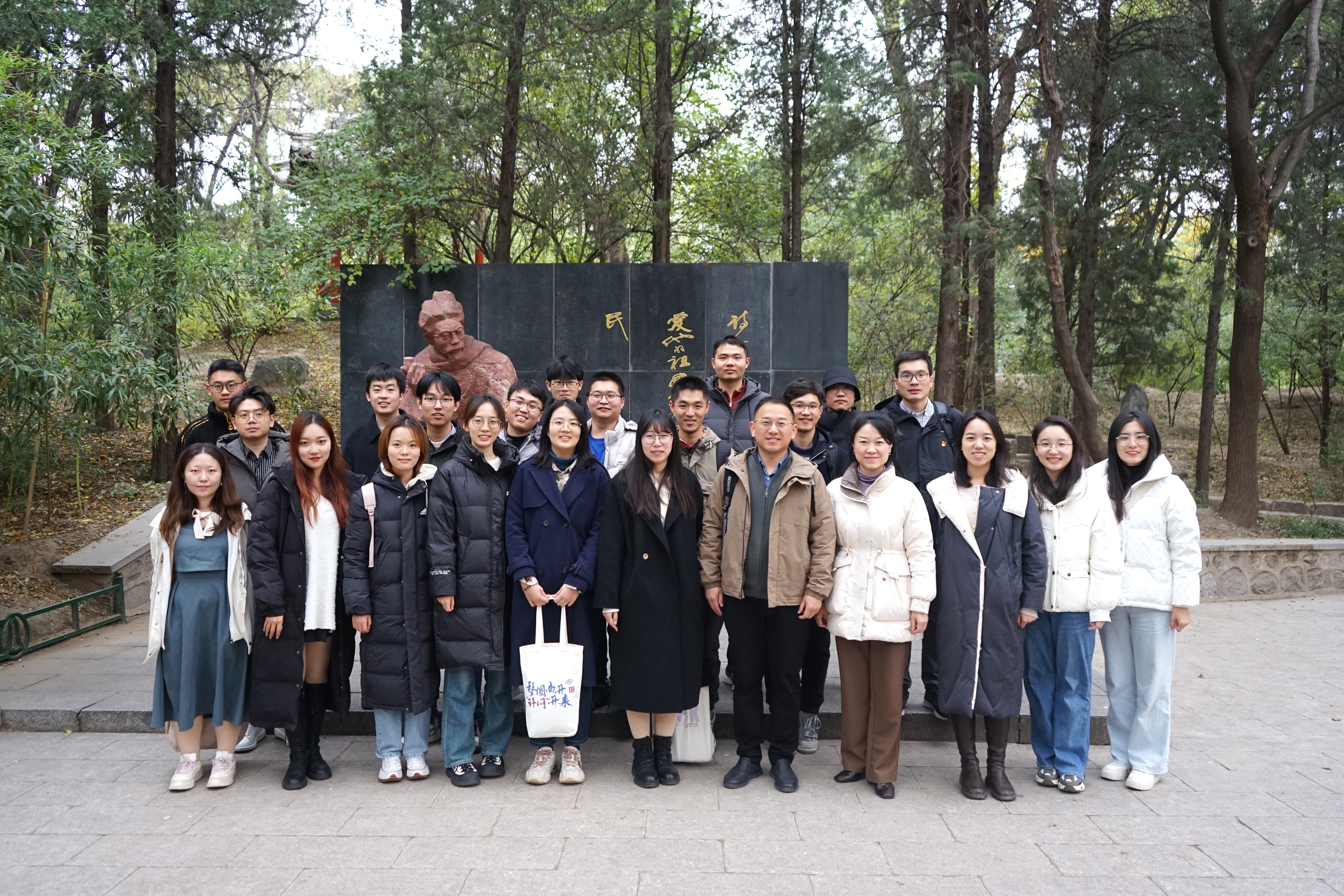 20231115-永利集团304官网网络研究院和南开大学计算机学院和网络空间安全学院开展联合主题党日活动-丁尔著-两校师生在闻一多雕像前合影.jpg