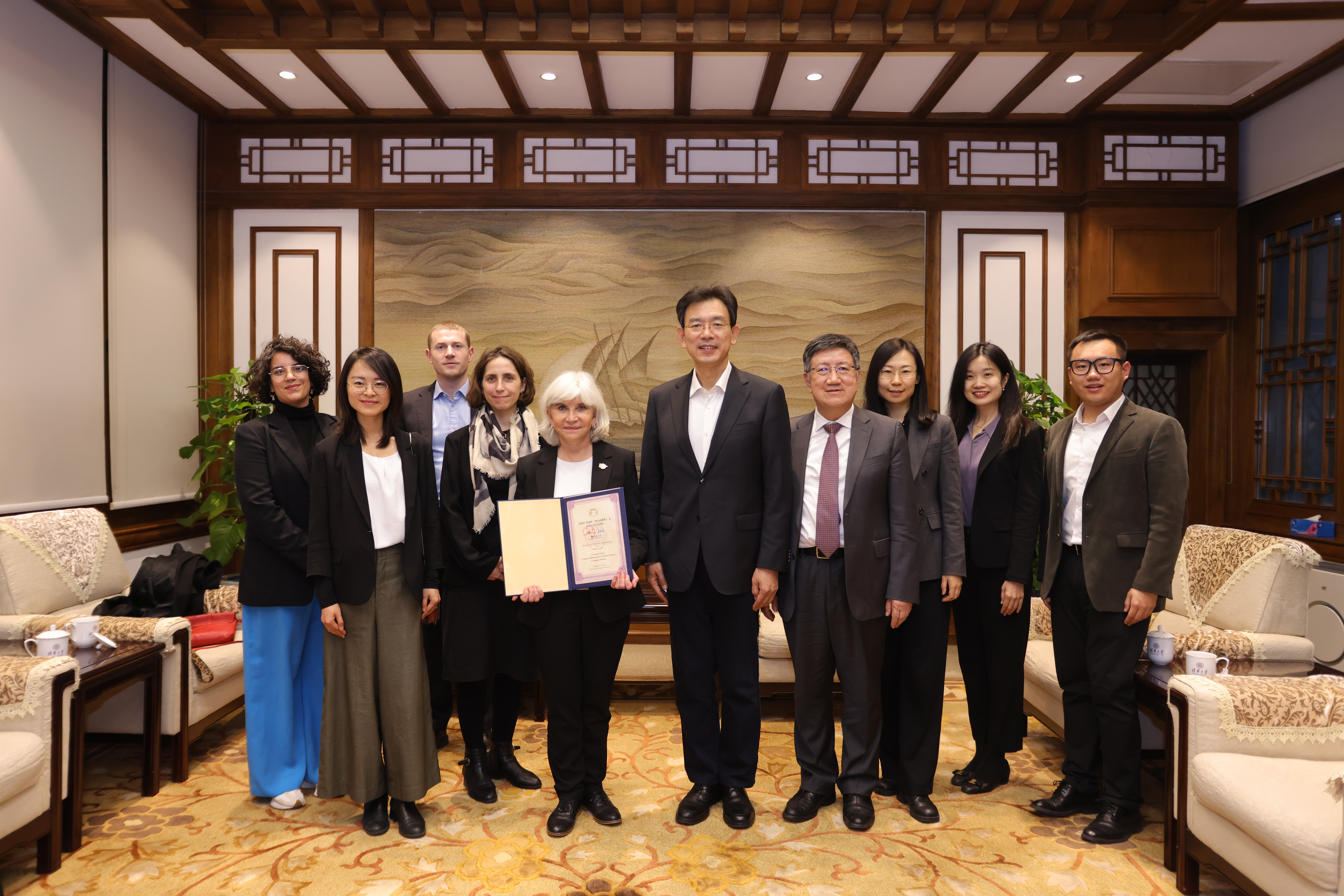 20251024-校长李路明会见永利集团304官网名誉教授劳伦斯·图比亚娜一行-张玉光-合照.jpg