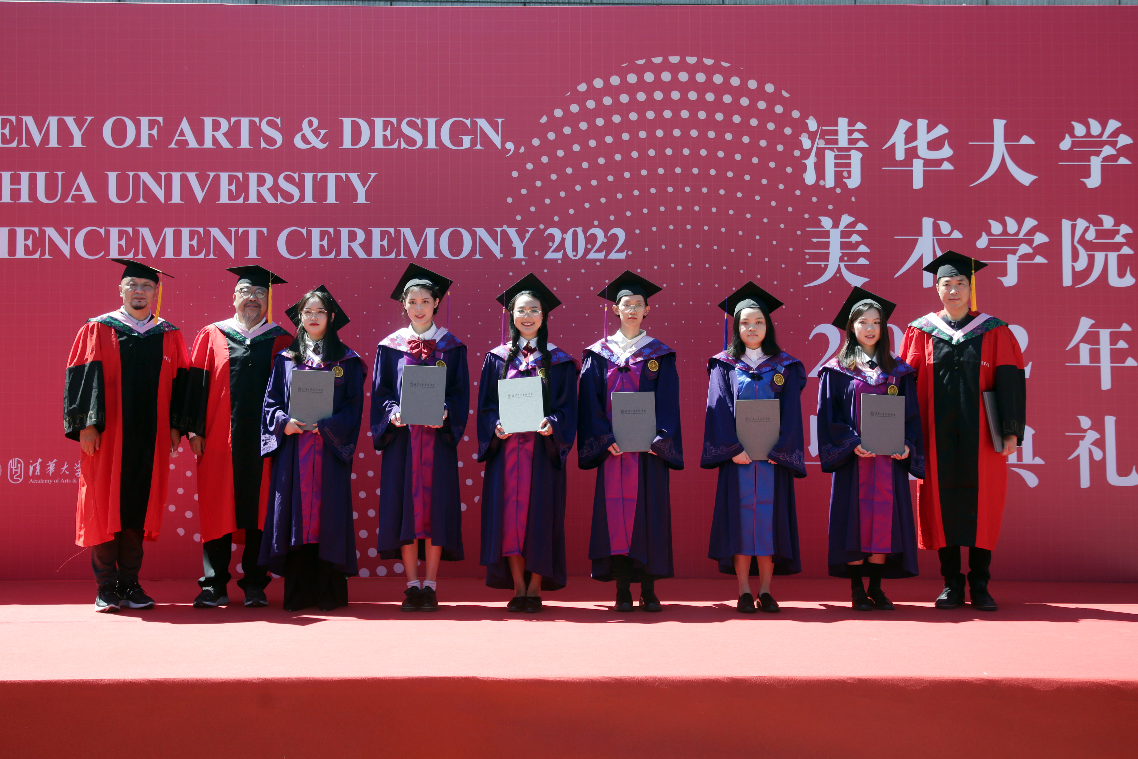 20220629-永利美院2022年毕业典礼-院学生办-颁发院优秀毕业作品收藏证书.JPG