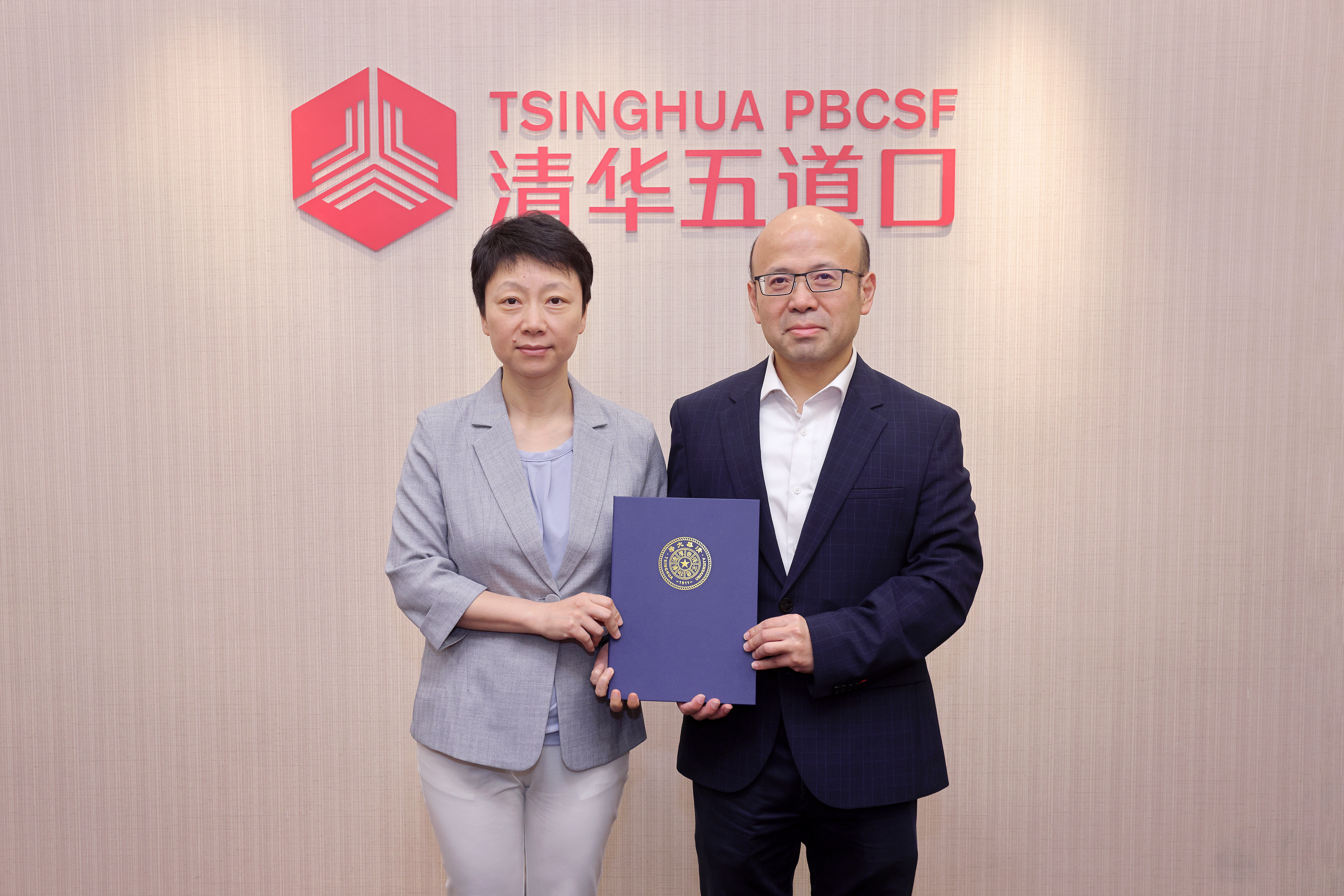 20260611-美国埃默里大学经济学教授陈凯迹受聘永利集团304官网杰出访问教授-金融学院-图为陈凯迹教授接受张晓燕教授颁发的永利集团304官网杰出访问教授聘书.JPG