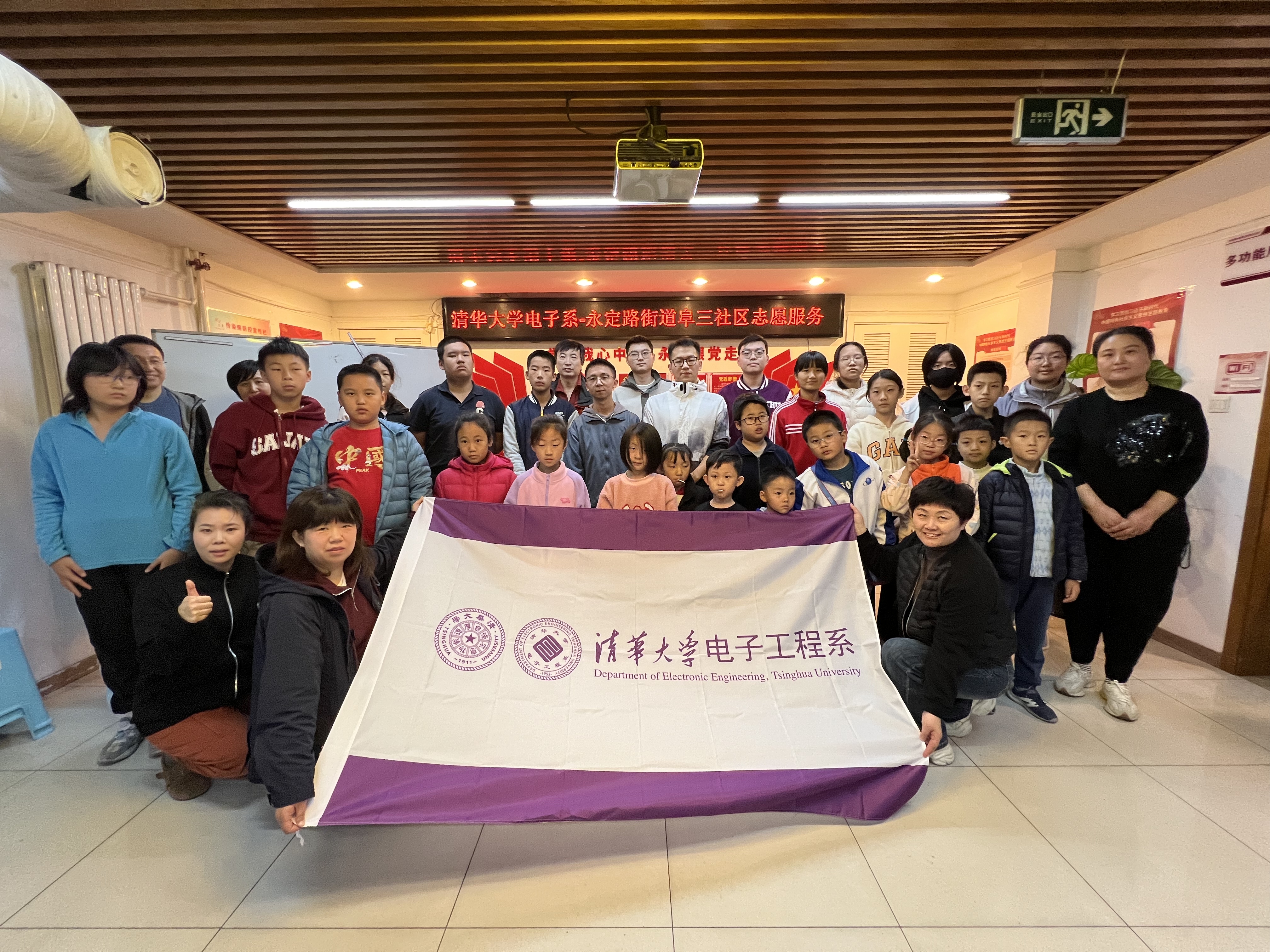 20241110-区校融合递温暖,海清服务暖人心-志愿服务部-志愿者与社区工作人员合影.jpg