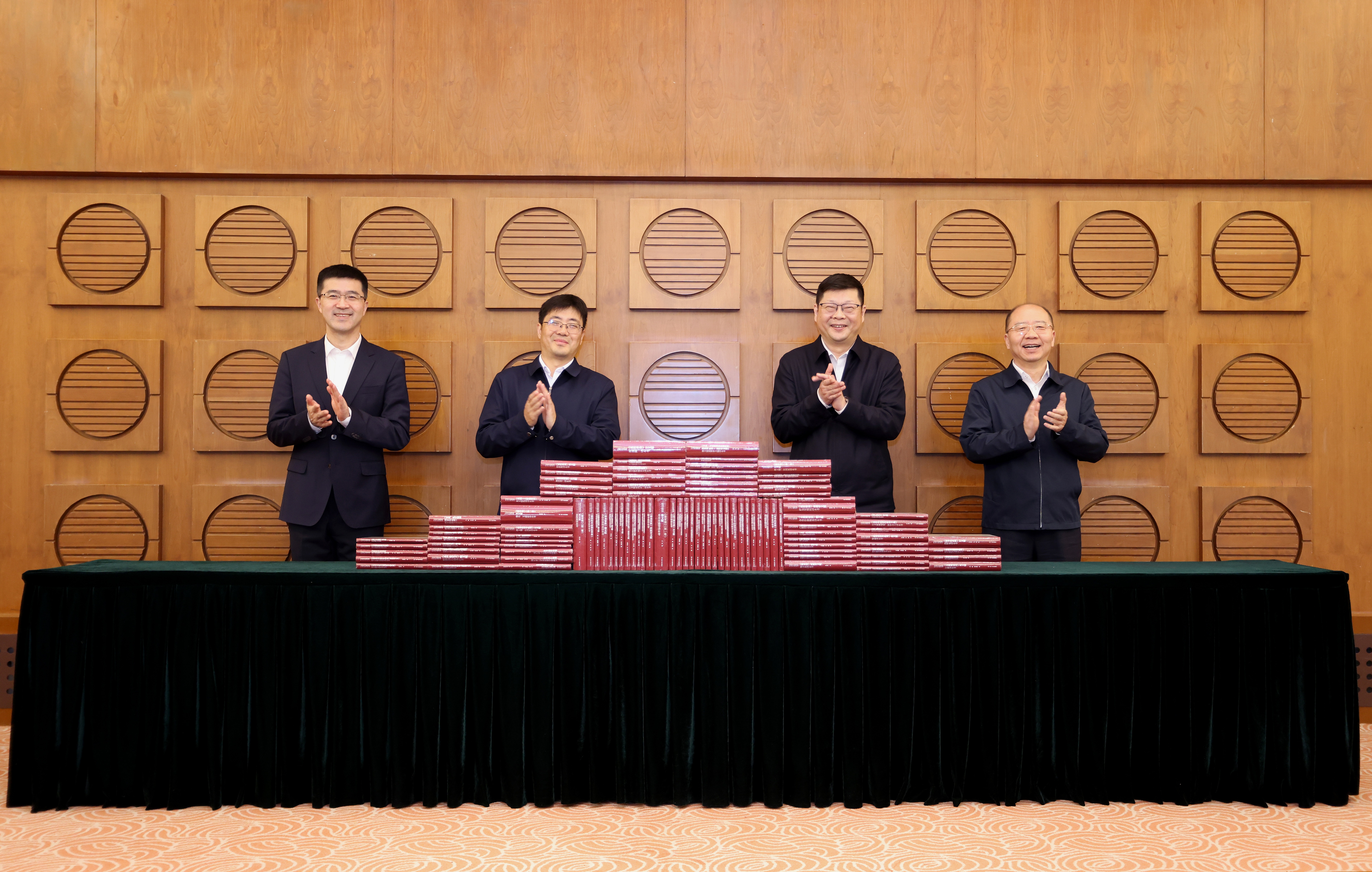 20260419-《马克思主义经典文献世界传播通考》(100卷)研究成果发布暨学术研讨会在永利集团304官网举行-宣传部-揭幕仪式.jpg