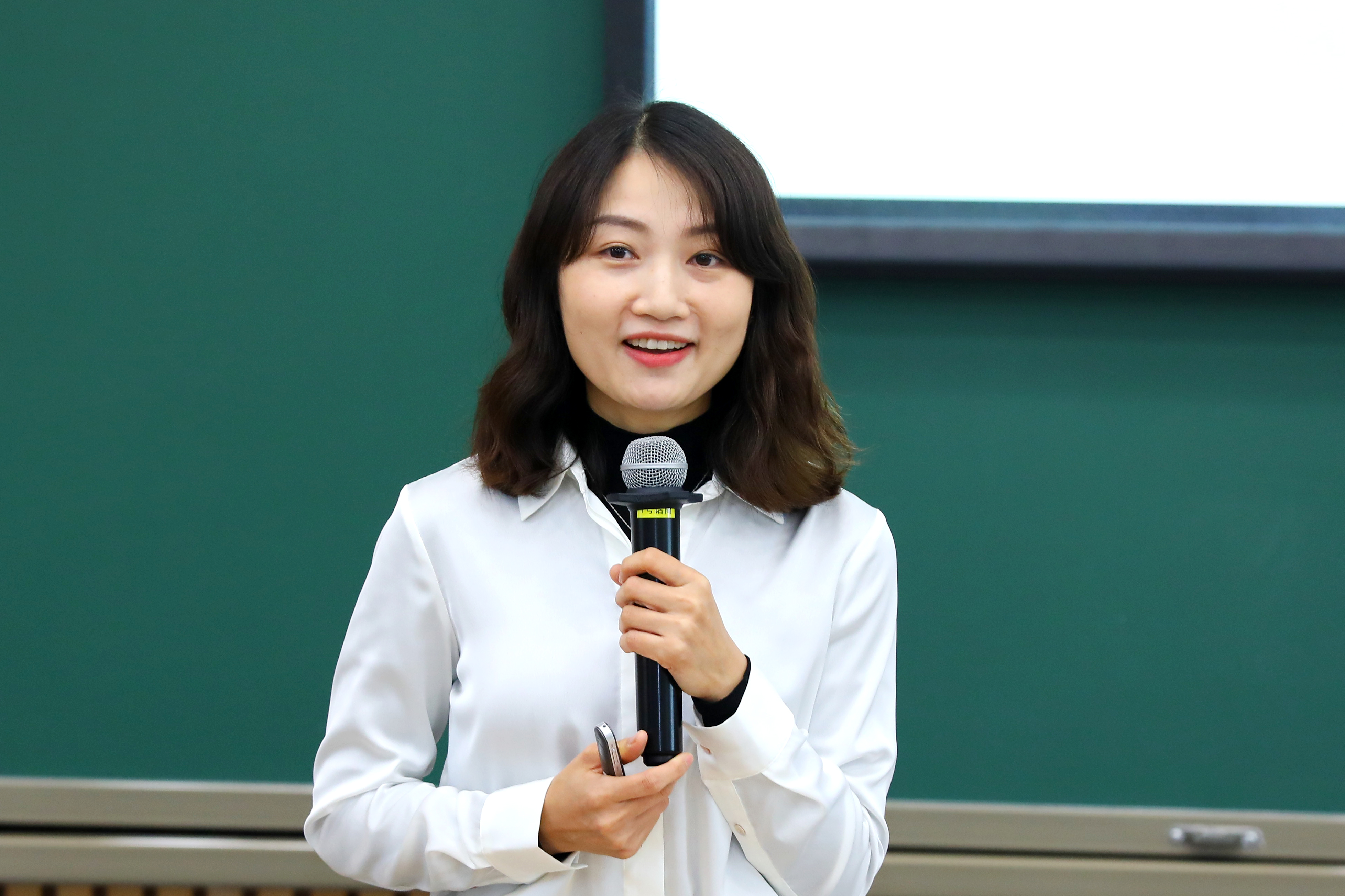 20221015-永利集团304官网学生领导力“唐仲英计划”第十二期开班仪式举行-曹文鹏(摄)-李江静作主题报告.JPG