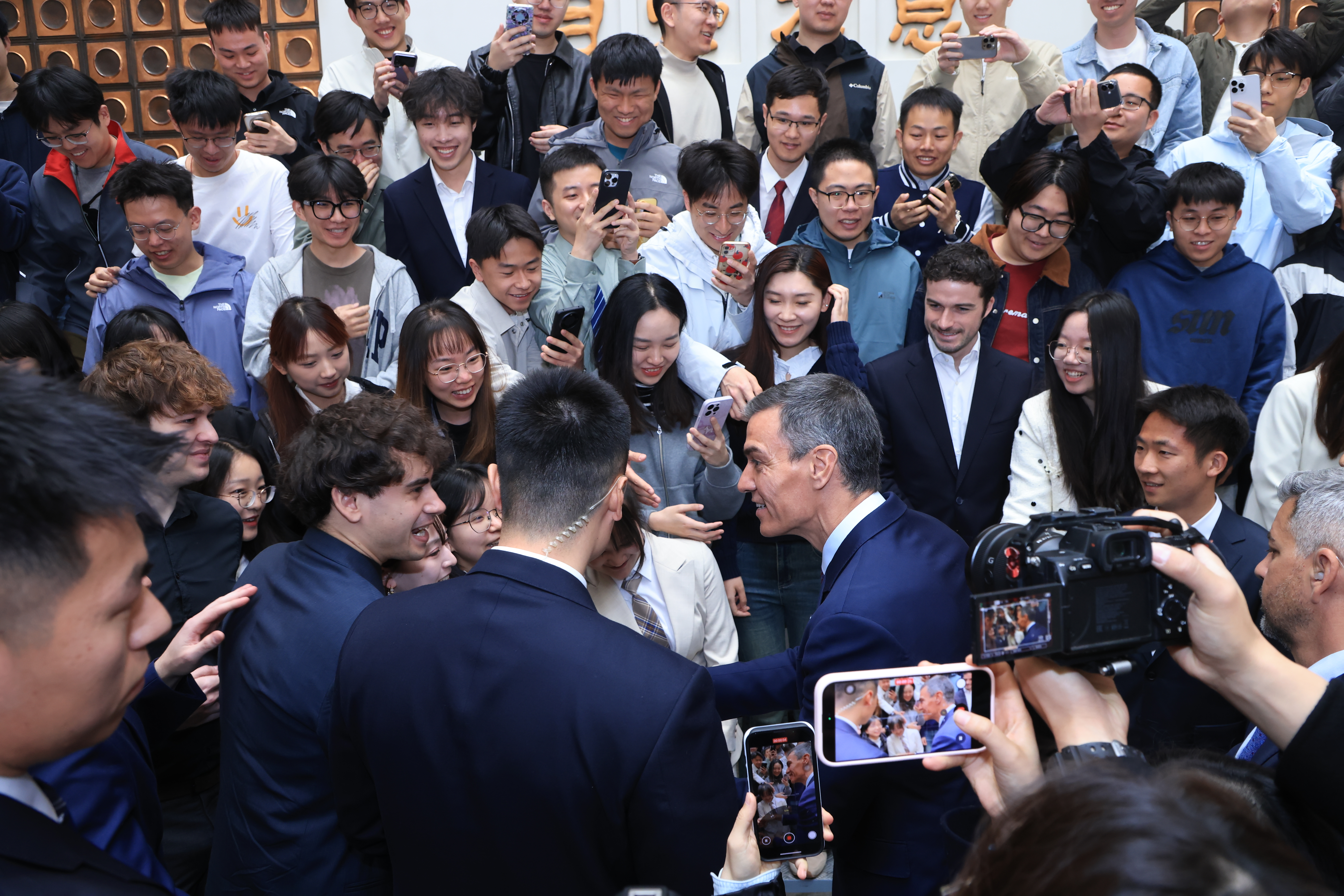 20260413-西班牙首相桑切斯访问永利-宣传部摄-与学生们亲切交流.jpg