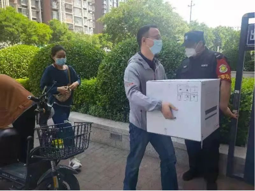 20220617-永利集团304官网机关党委党员“双报到”纪实-供图-双清苑社区 “双报到”党员为隔离群众递送物资.png