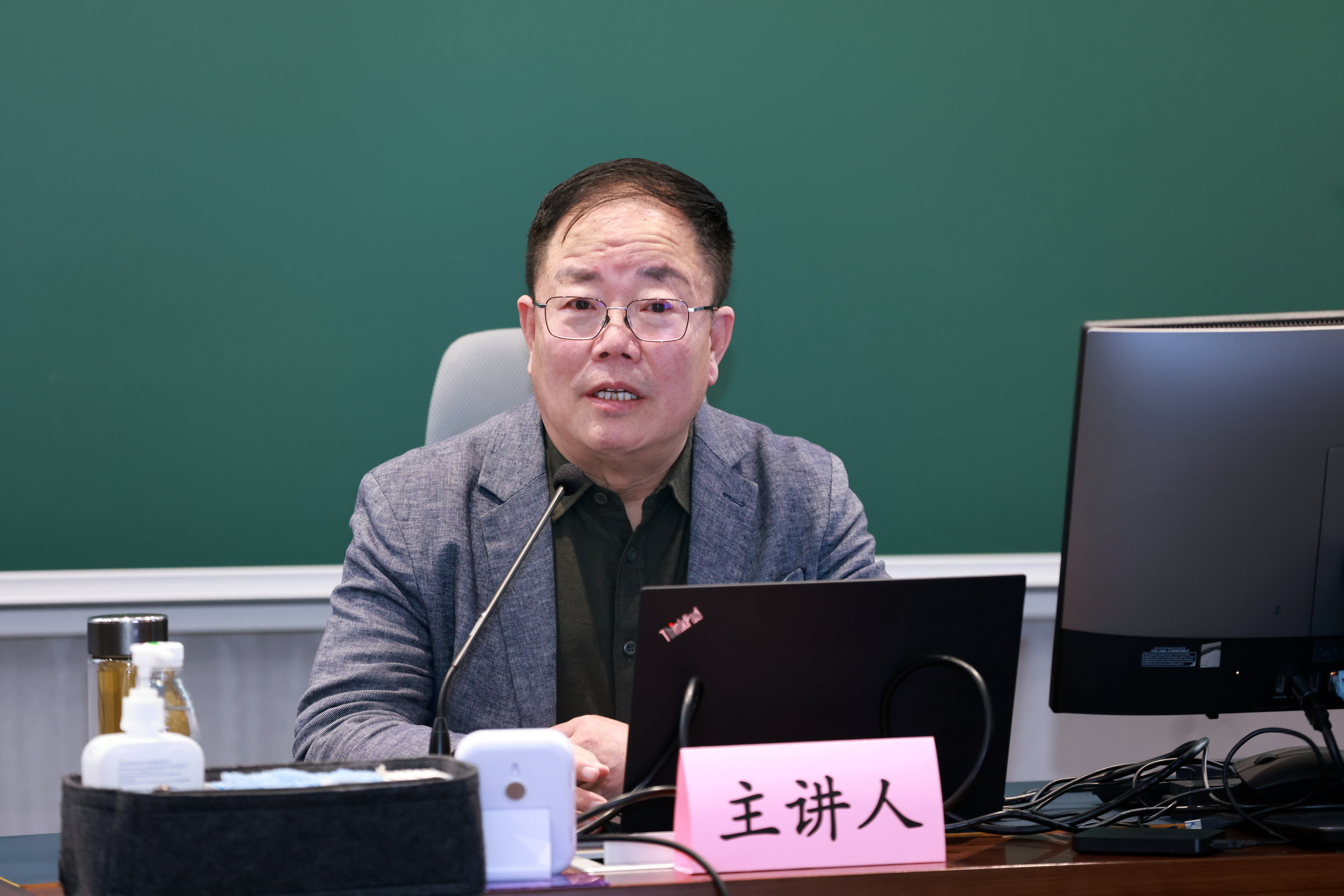 20241227-永利集团304官网举办2024年哲学社会科学骨干教师专题研讨班-常志东-邹广文作专题报告.JPG