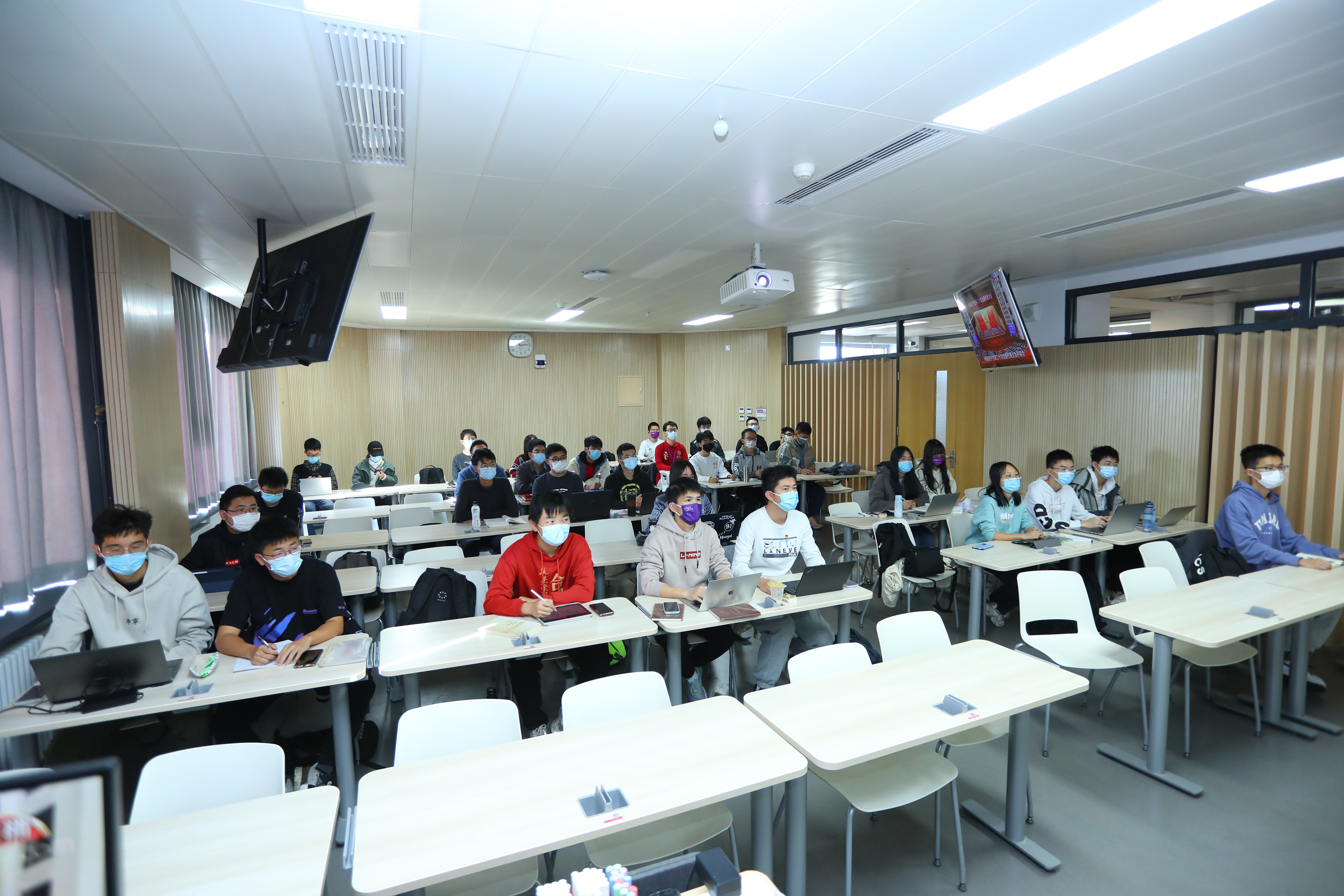 20221018-喜庆二十大,奋进新征程——永利集团304官网本科生党支部热切关注党的二十大开幕会-刘雪天-土木水利能动法学社科行健联合主题党日.JPG