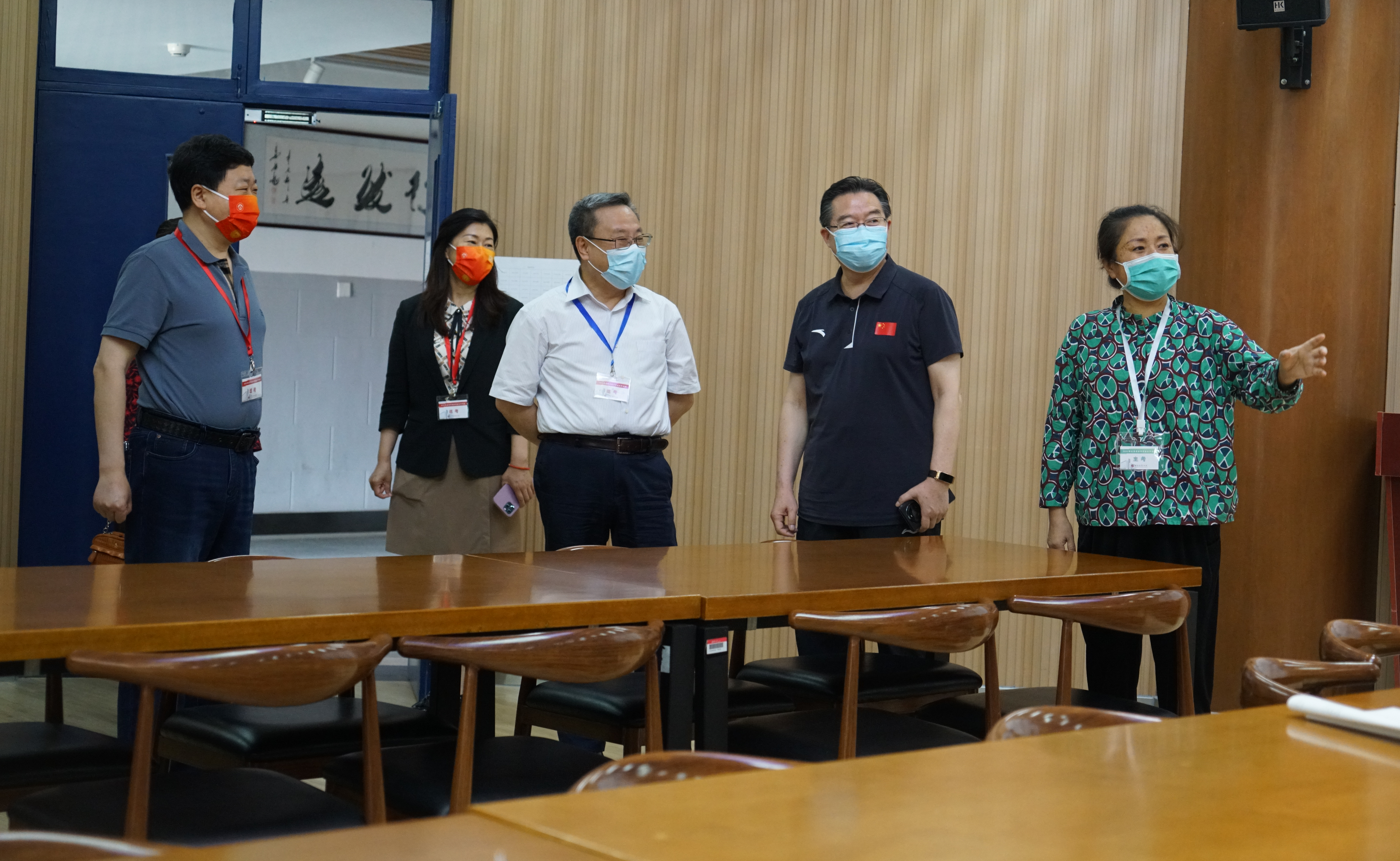 刘宇辉（右三）一行察看主考室，永利附中党委书记方妍汇报情况（右一）.JPG