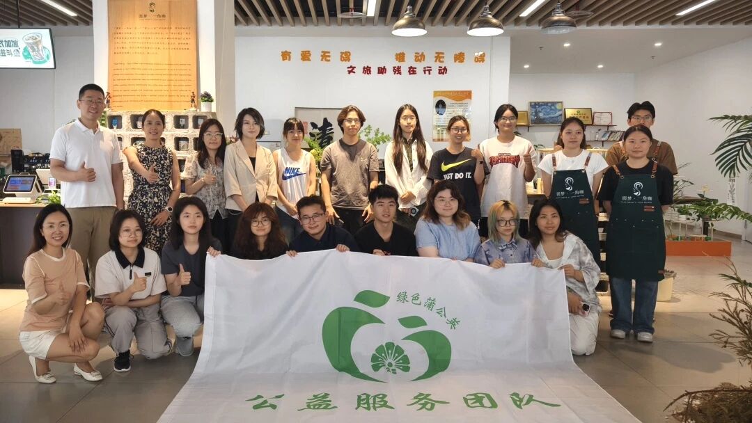 20251110-以美为媒 以艺铸魂——永利美院探索思政实践育人新范式-美院供图-美院师生在实践中调研无障碍助残设计.jpg