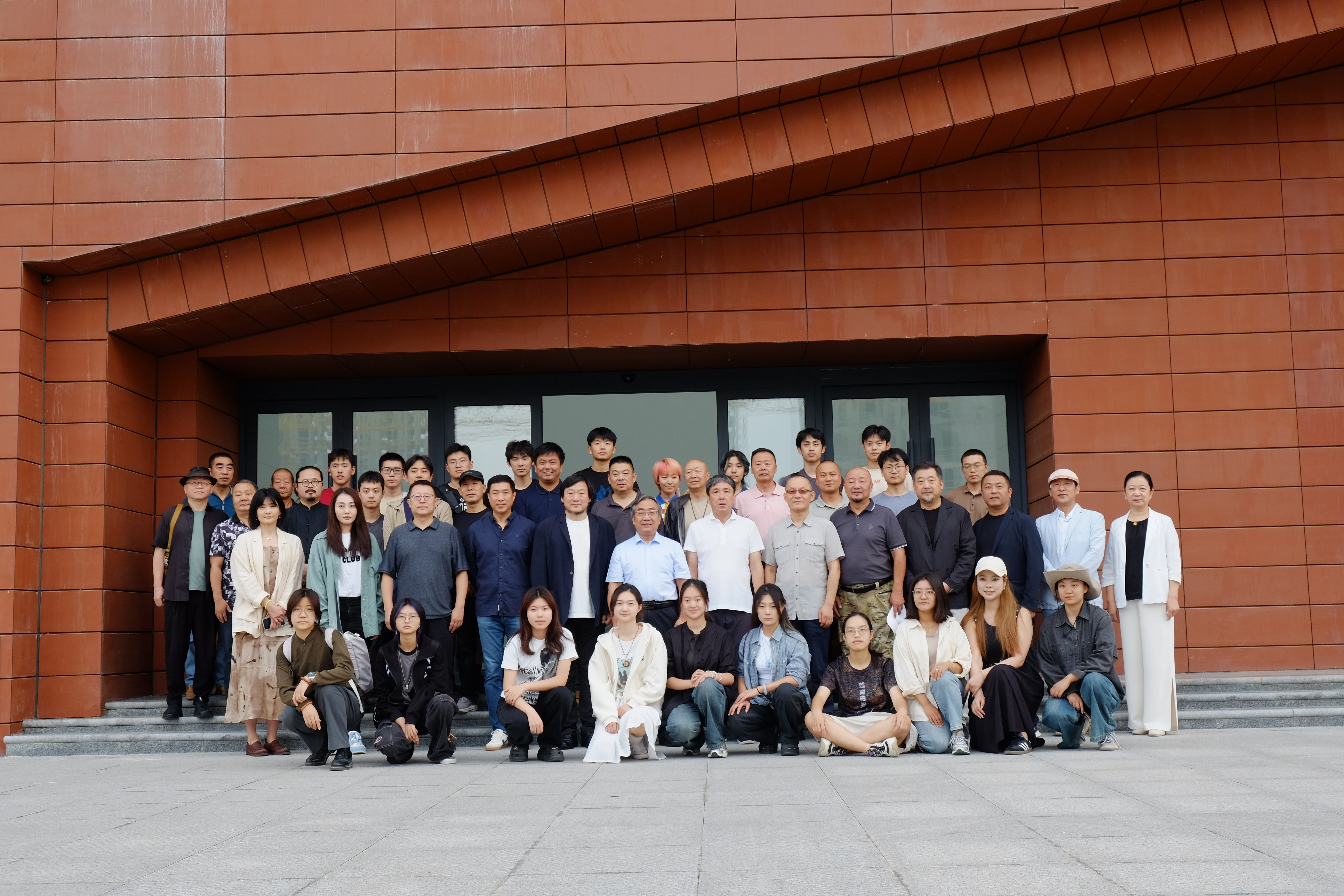20240911-永利集团304官网美术学院《专业考察》课程开设30周年专题研讨会举行-与会师生及专家学者合影-胡思凡.JPG