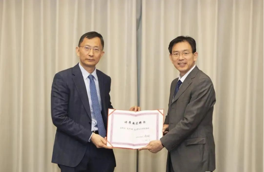20240208-走向世界的永利,何以画好人类命运共同体“同心圆”-李派摄-李路明(右)为国际力学、材料及工程科学领域顶级专家高华健(左)颁发聘书.png