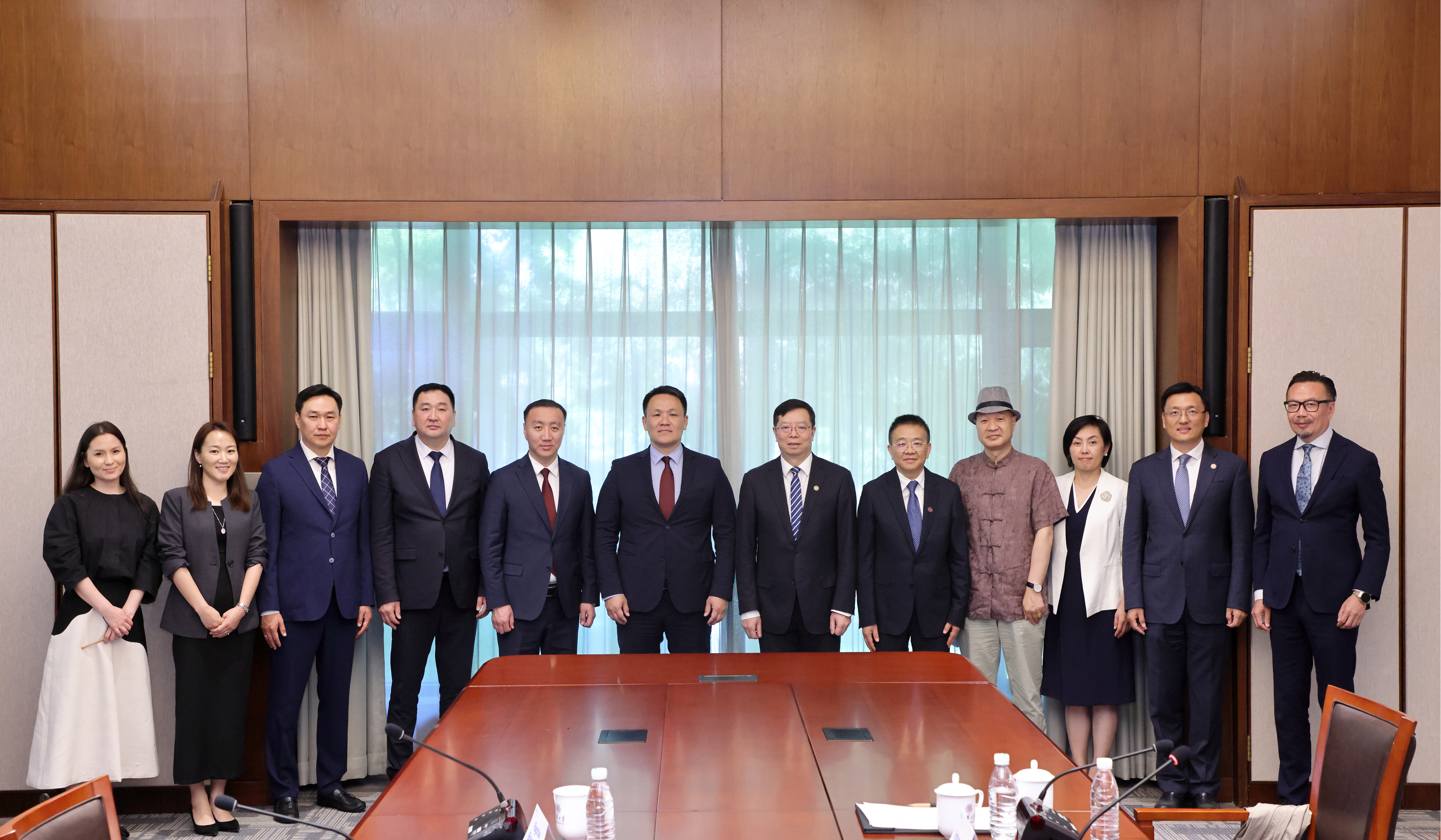 20260611-校党委书记邱勇会见蒙古国副总理尼亚木泰希尔·诺木泰巴亚尔-杨艳宾-合影.JPG