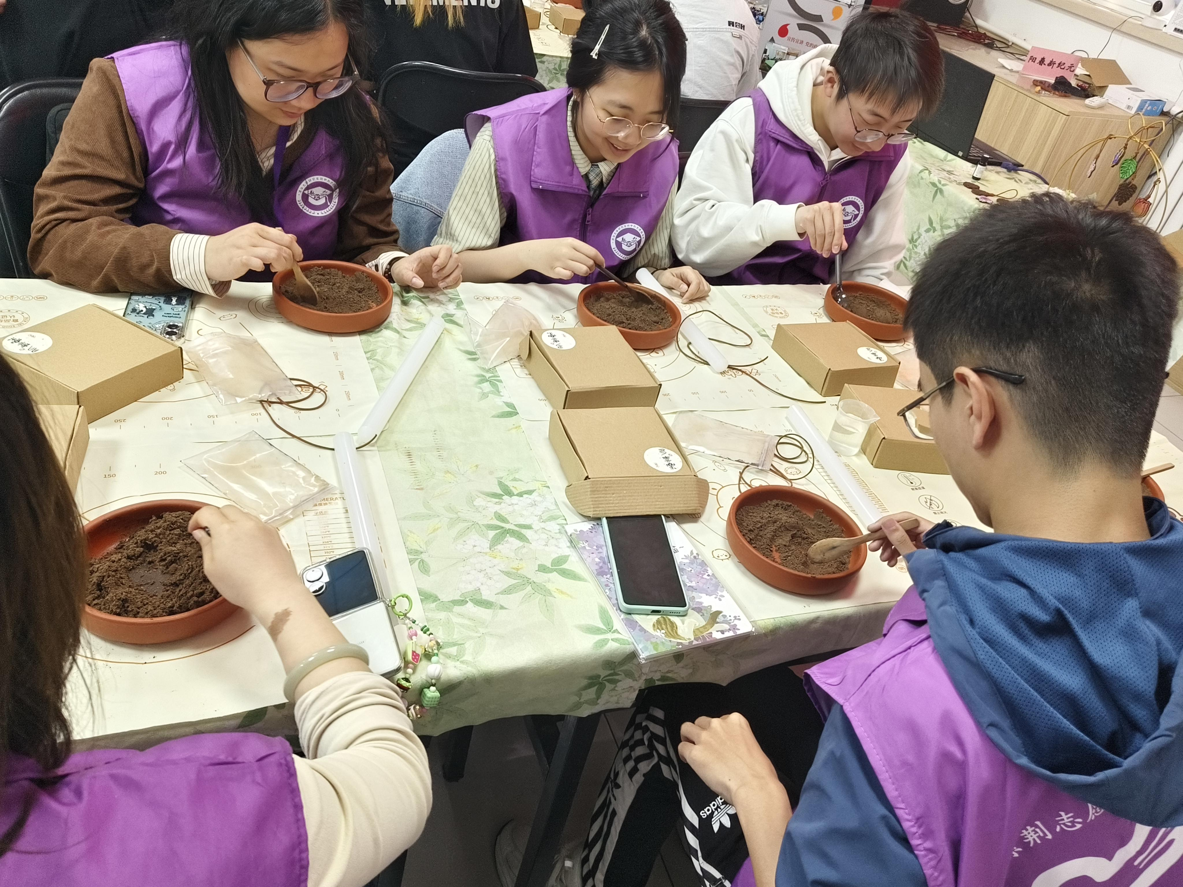 20260504-扎根基层体悟治理,实干笃行彰显担当-志愿服务部-志愿者参与咖啡渣香牌手工制作服务工作2.png