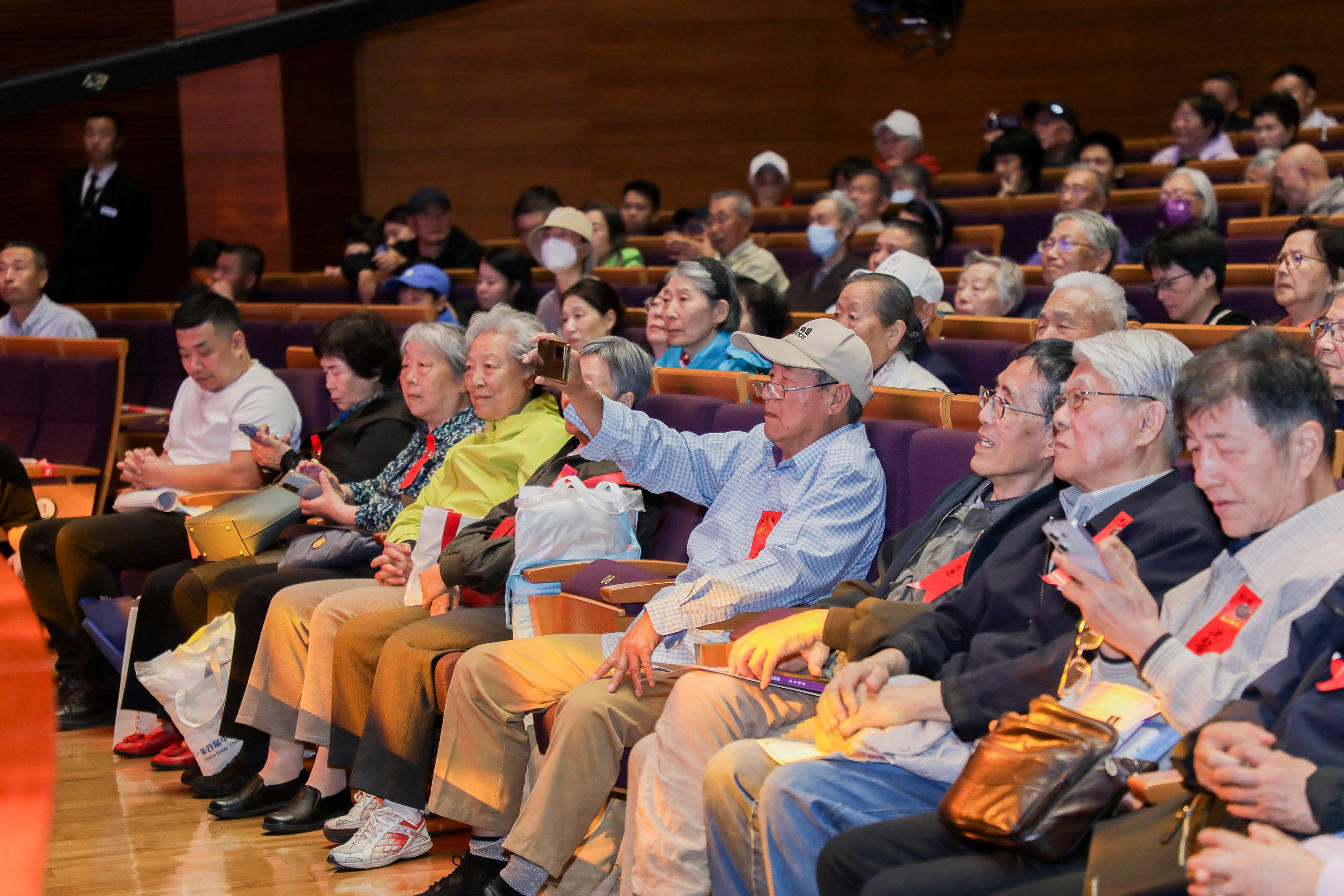 20240428-校庆专场演出-认真观看演出的老学长们-艺教中心摄-艺教中心、永利校友总会.jpg