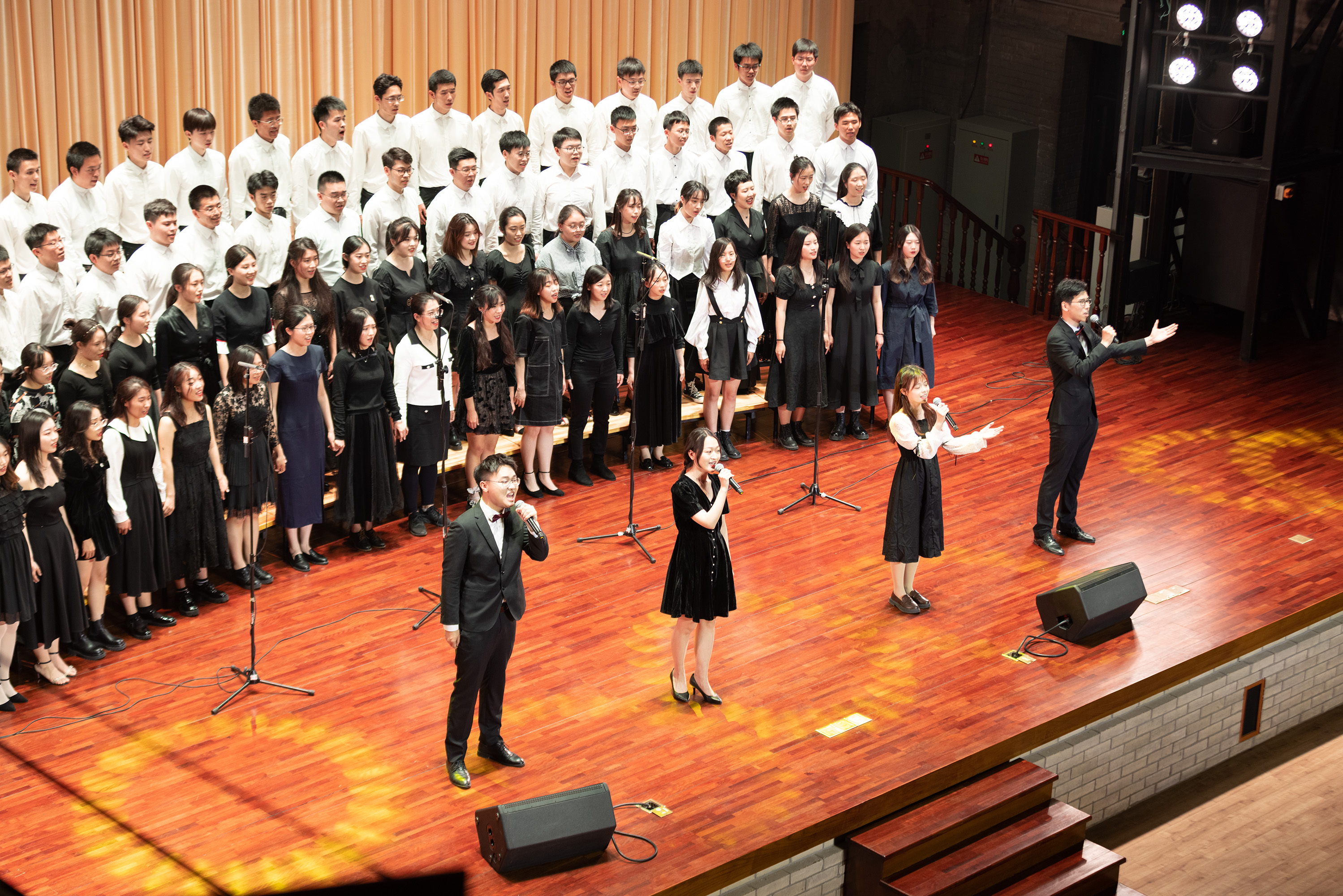 20220425-永利集团304官网111周年校庆校友招待演出举行-刘航滔-演出现场.jpeg