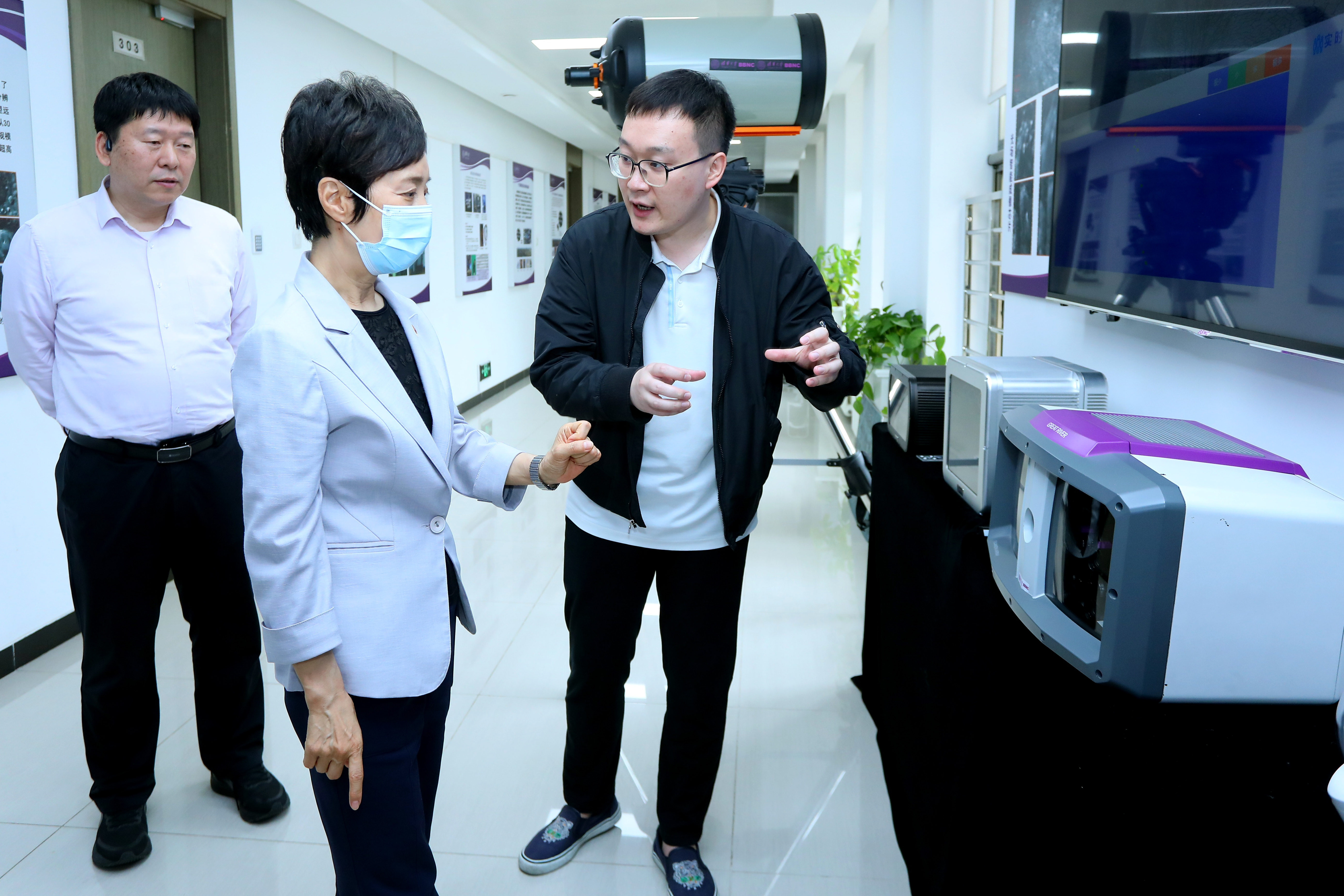 20230531-主题教育中央第五十三指导组调研永利集团304官网-组织部-焦扬参观成像与智能技术实验室.jpg
