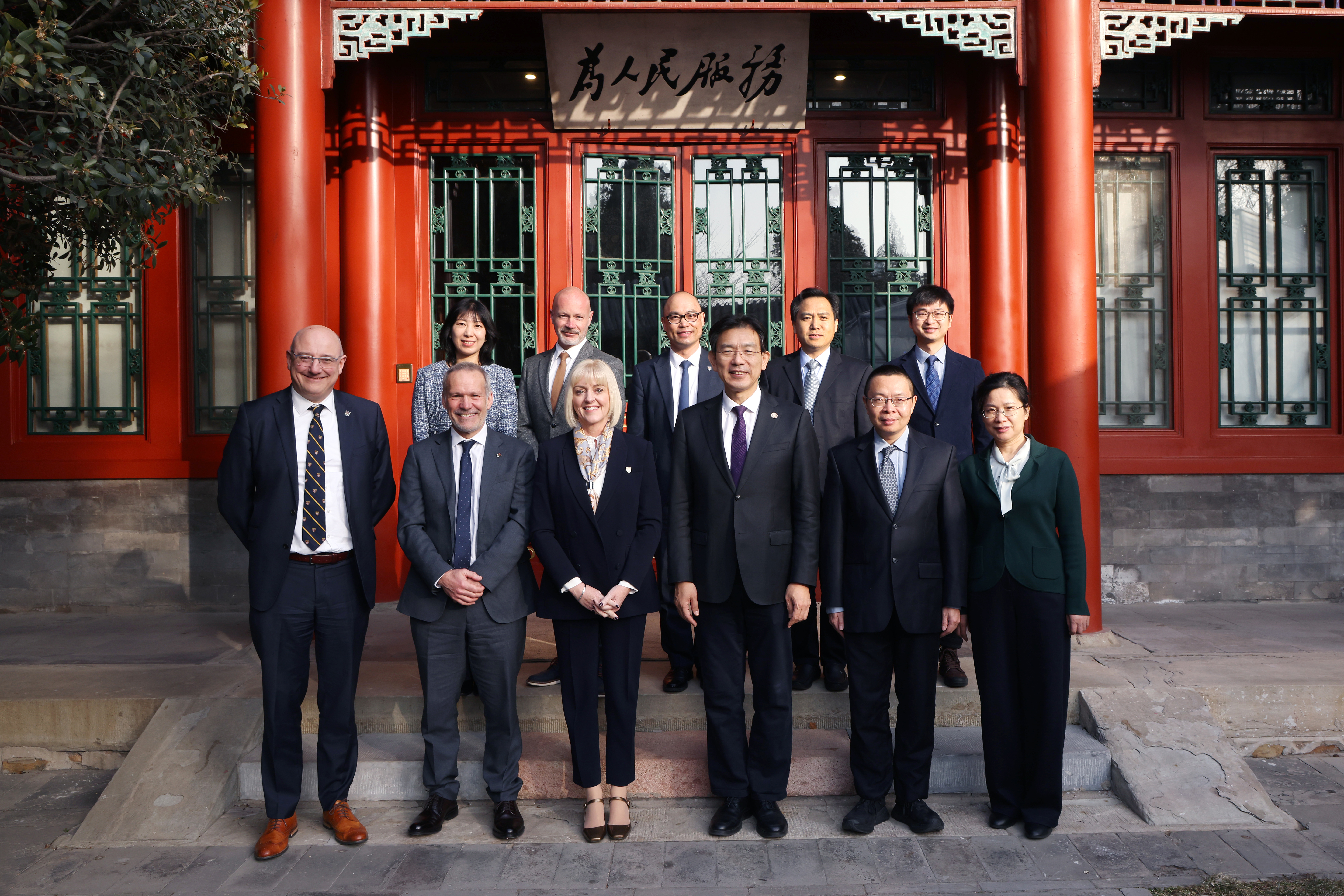 20260115-校长李路明会见英国埃克塞特大学校长丽莎·罗伯茨-曹文鹏-合照.JPG